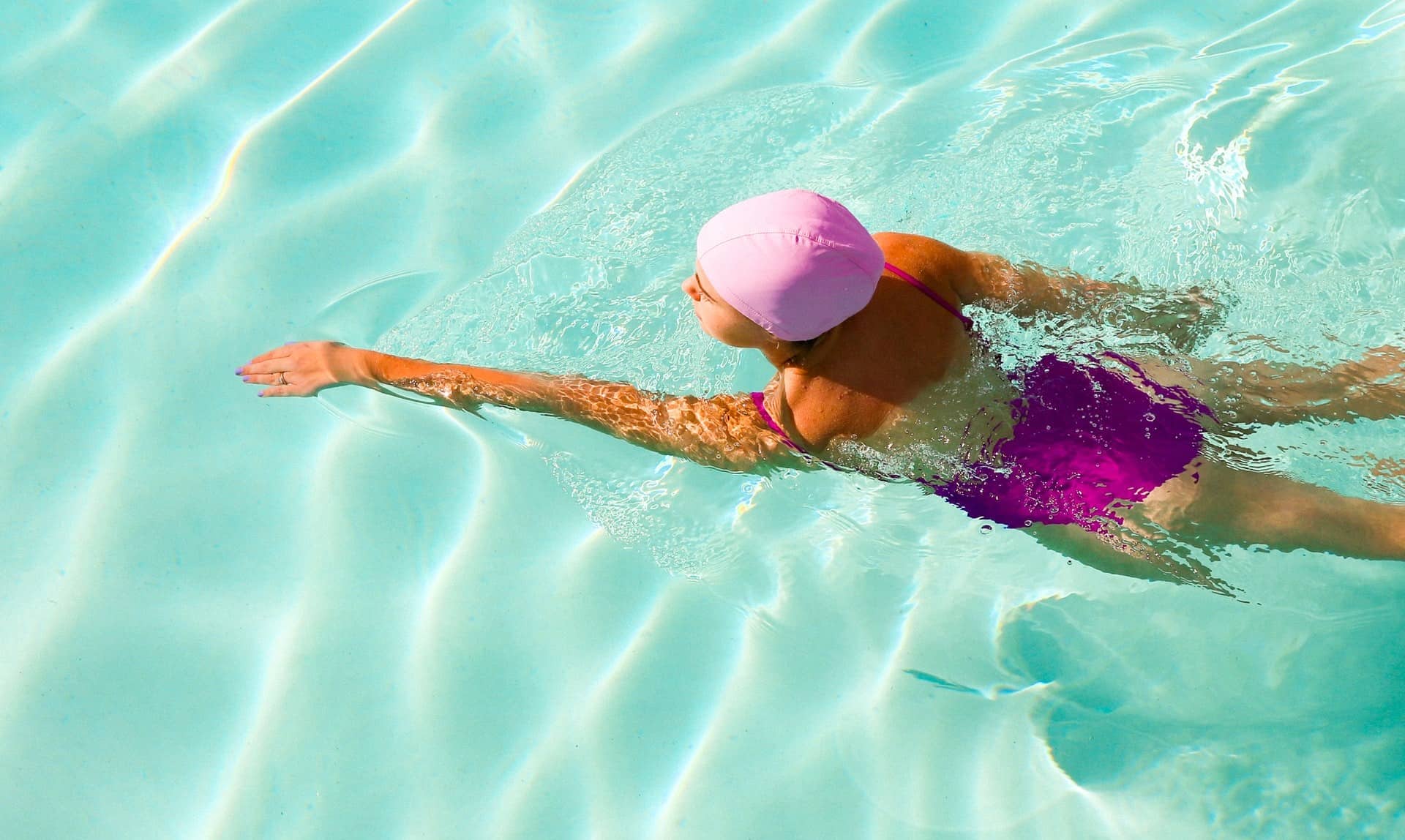 petite nageuse avec un maillot rose