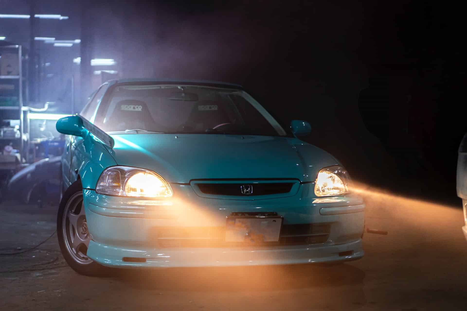 phares d'une voiture bleue
