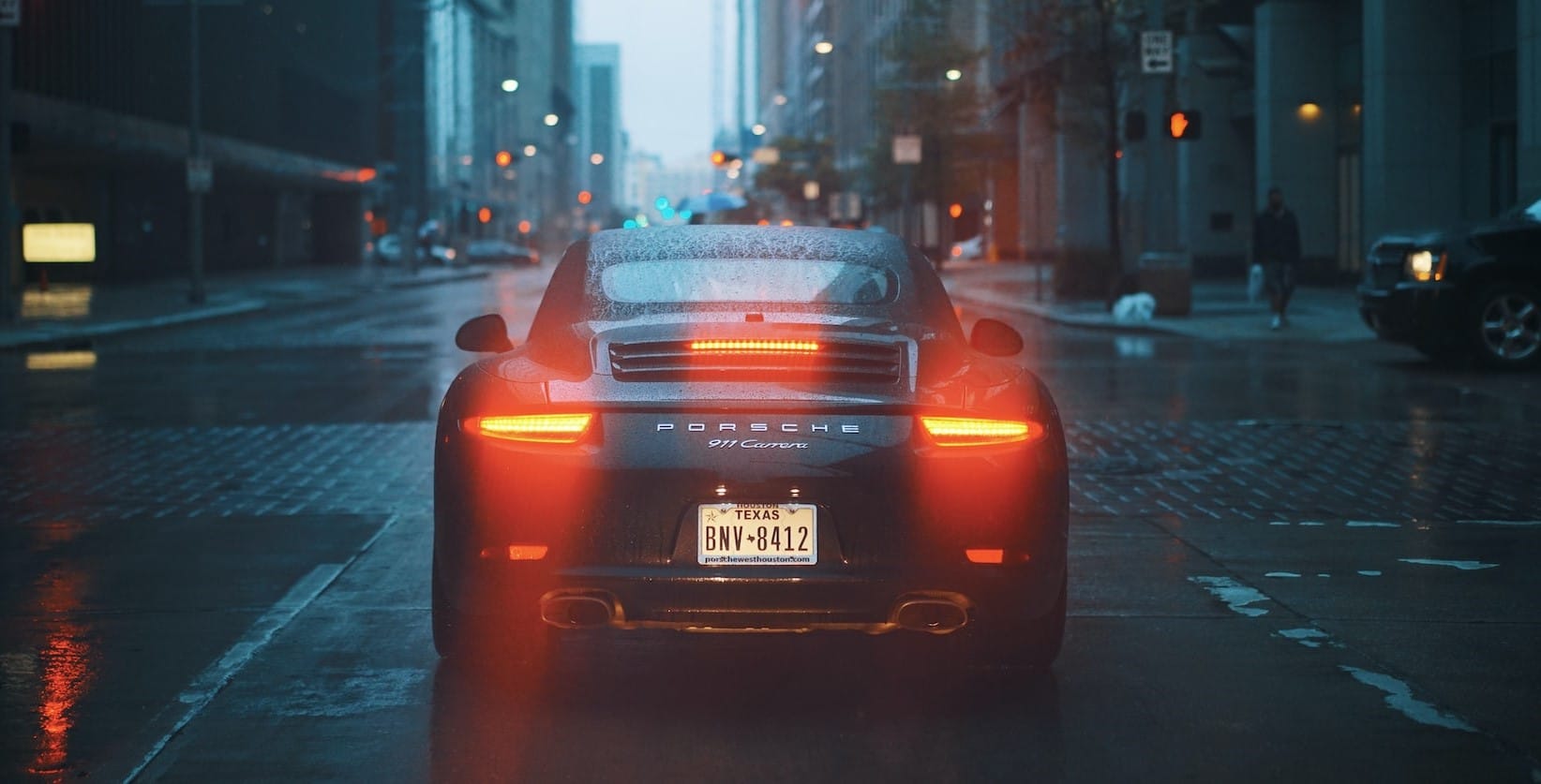 phares d'une voiture en ville le soir