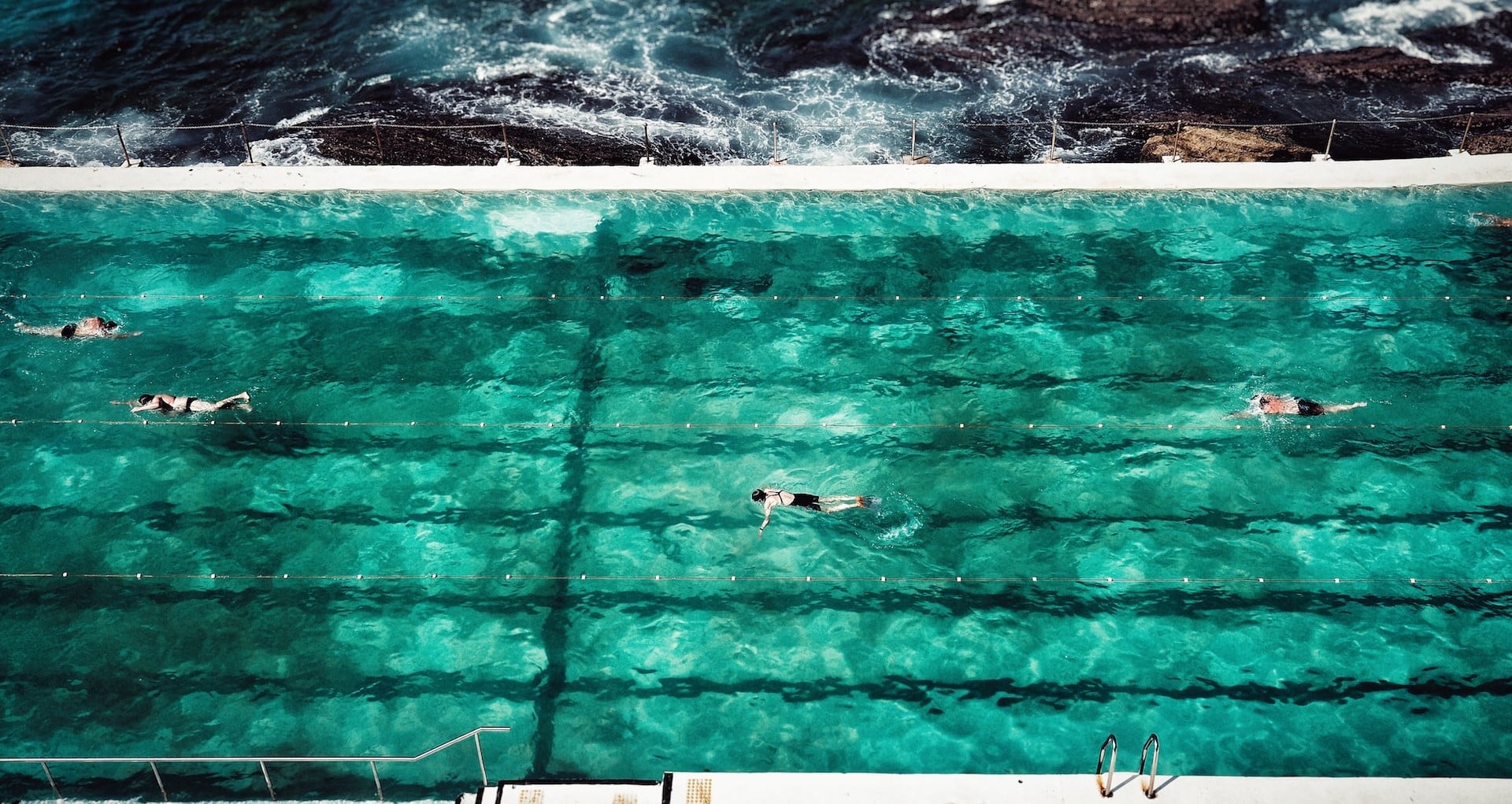 piscine extérieure près de la mer
