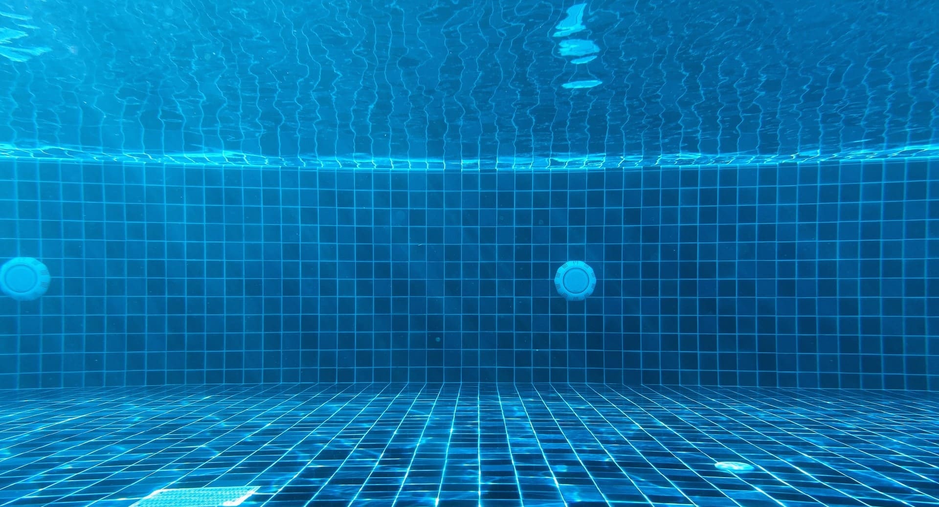 vue sous-marine d'une piscine