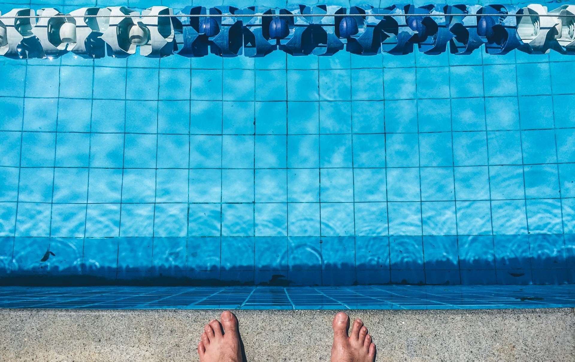 pieds d'homme s'apprêtant à faire un plongeon