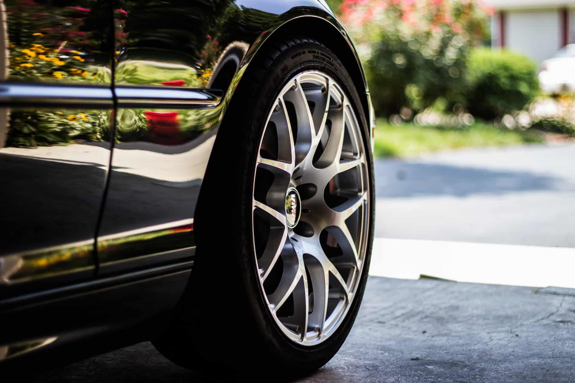 roue de voiture noire