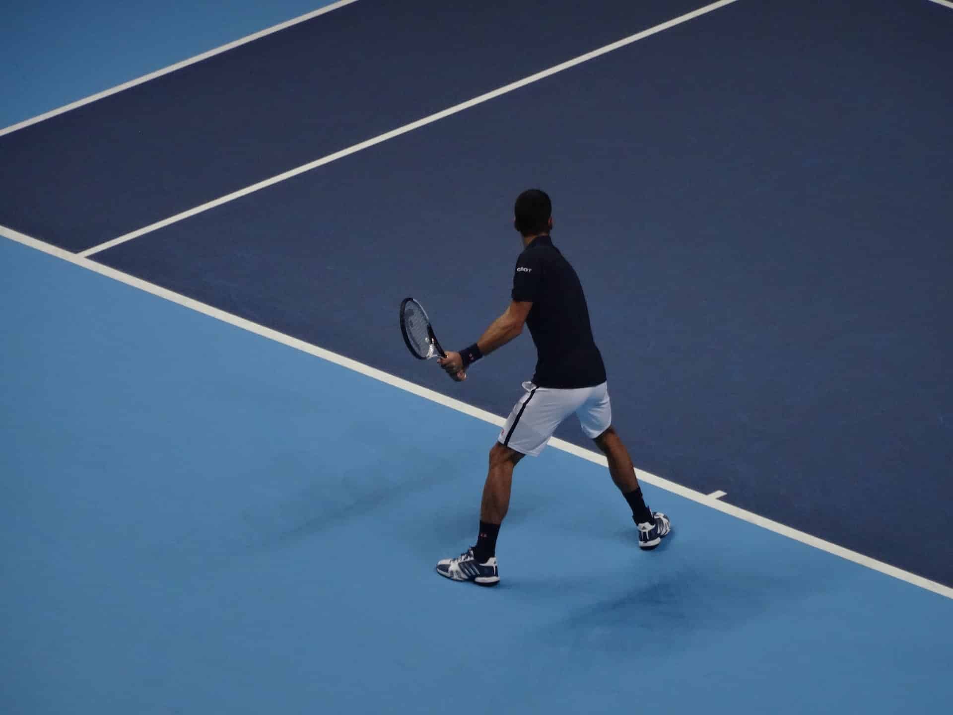 joueur de tennis s'appretant à rattraper une balle