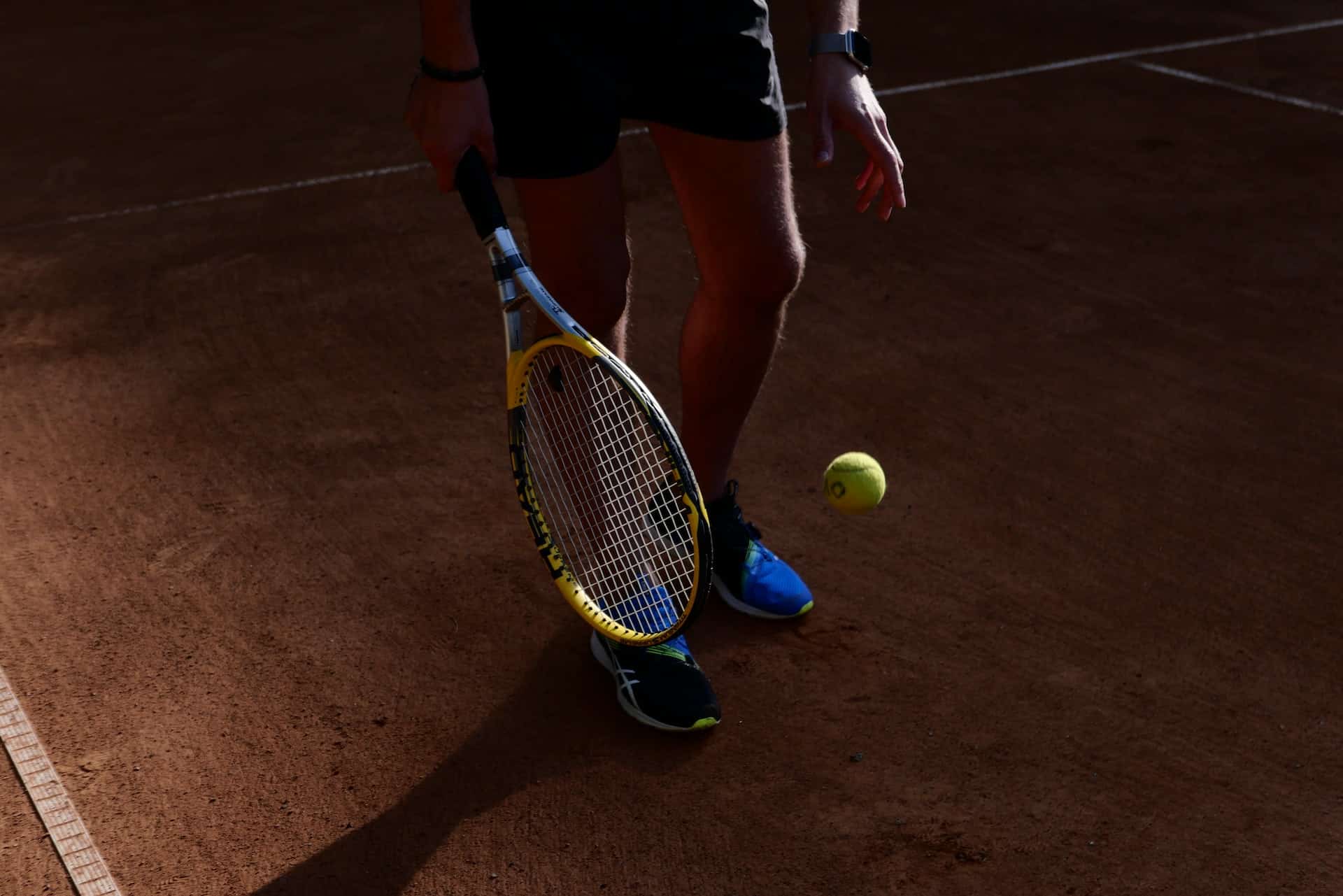 homme s'appretant a jouer au tennis