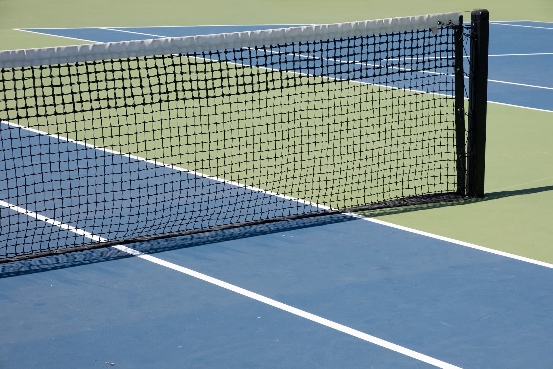 filet sur un terrain de tennis