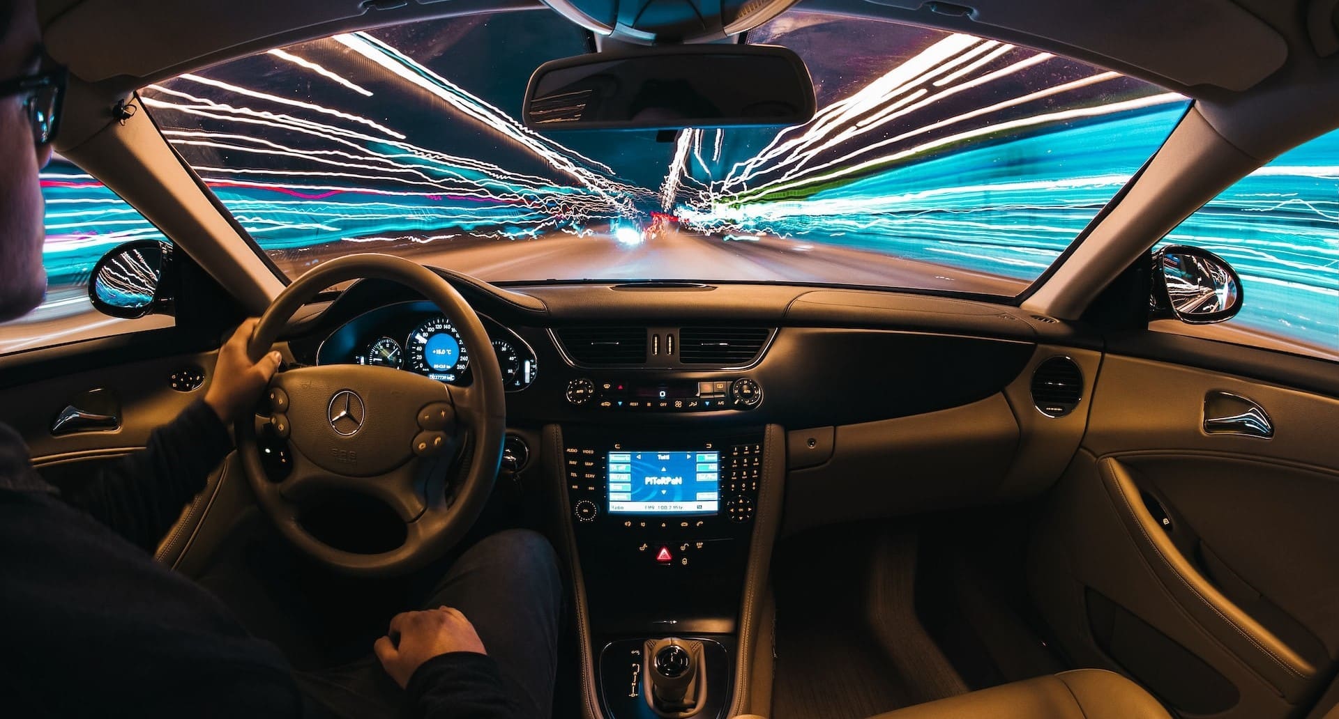 intérieur d'une voiture durant la nuit 