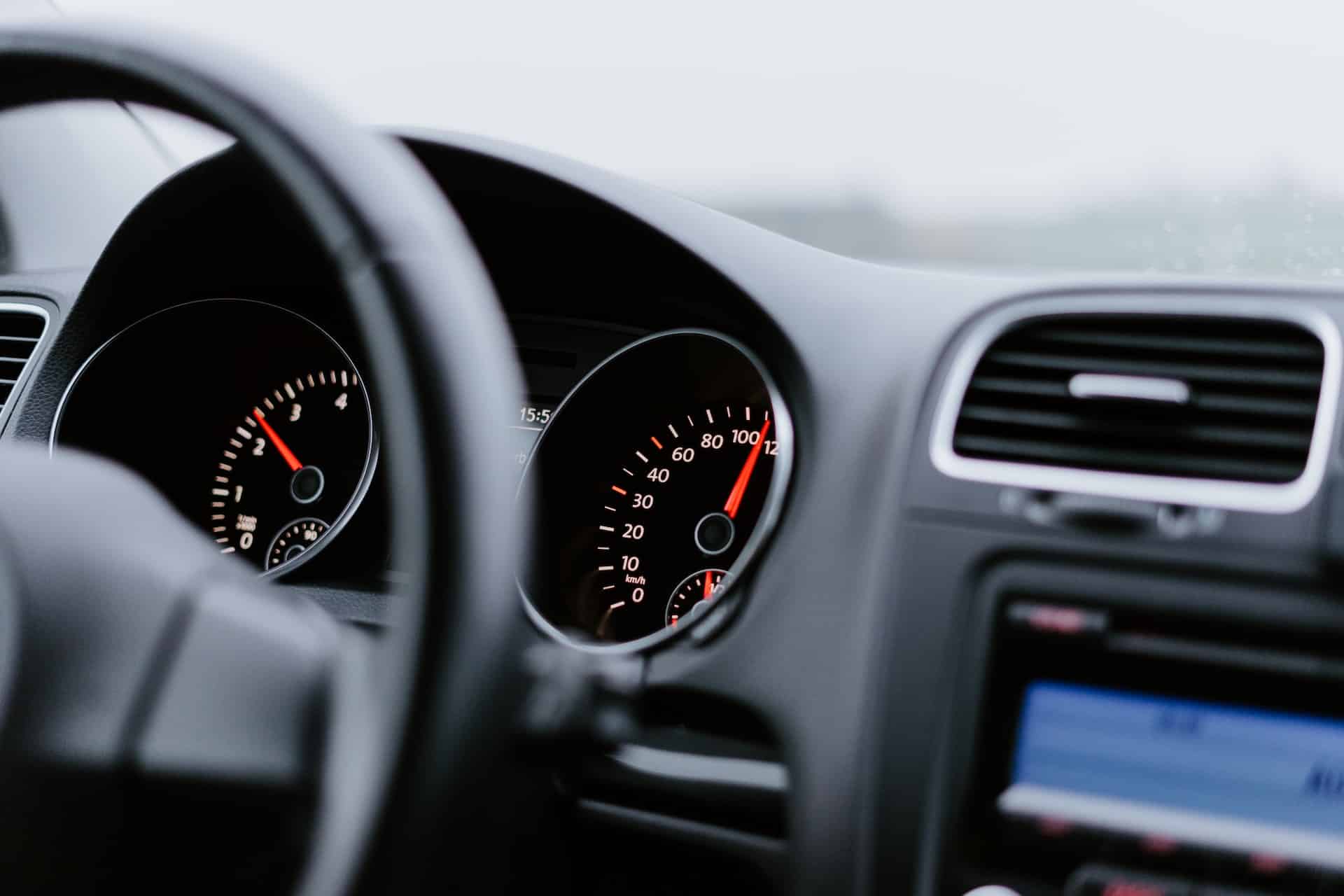 kilométrage et volant d'une voiture