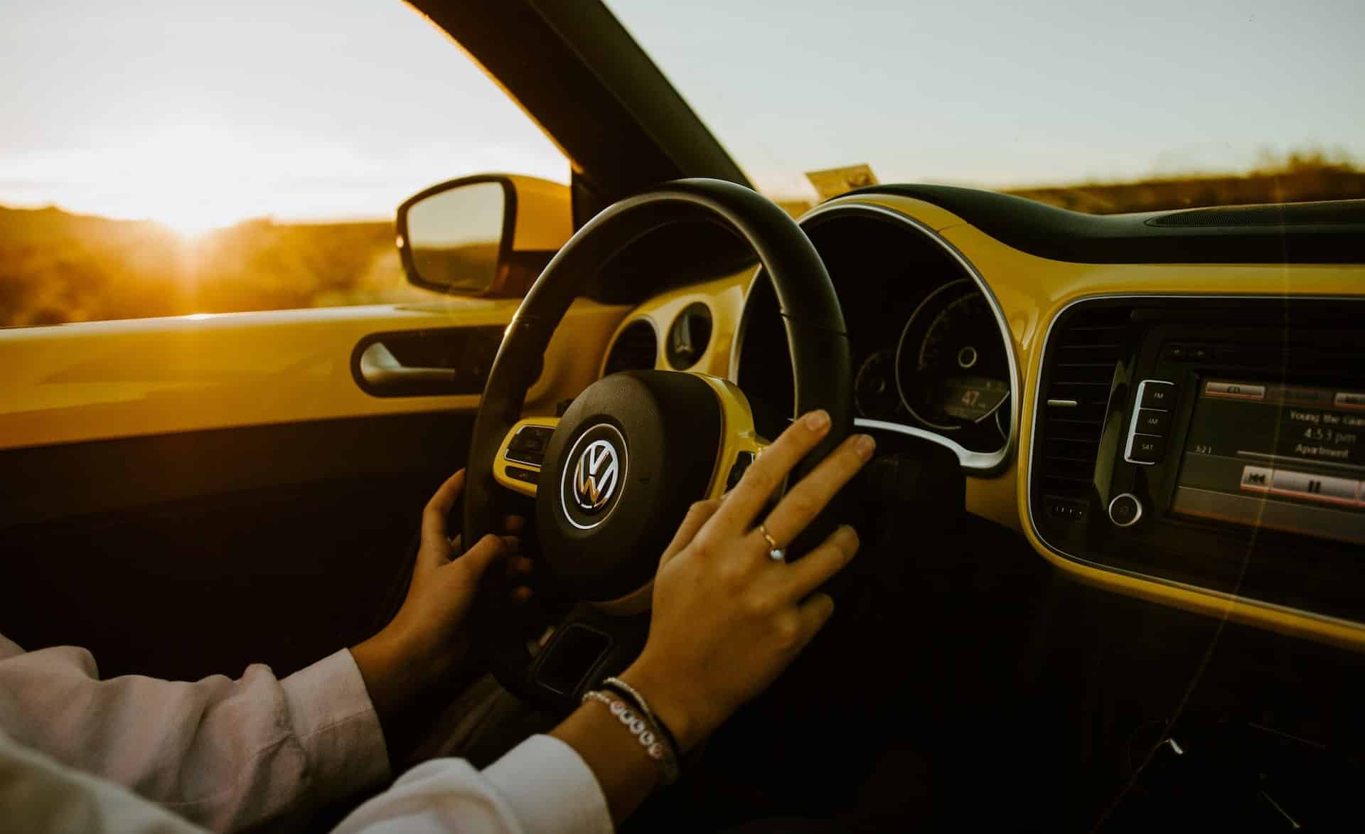 femme au volant sous le soleil