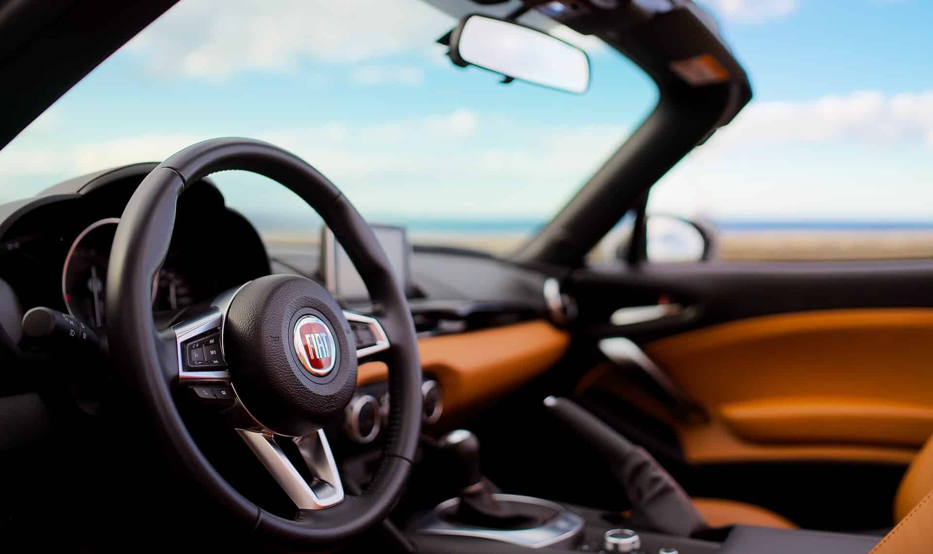 volant de voiture avec ciel bleu