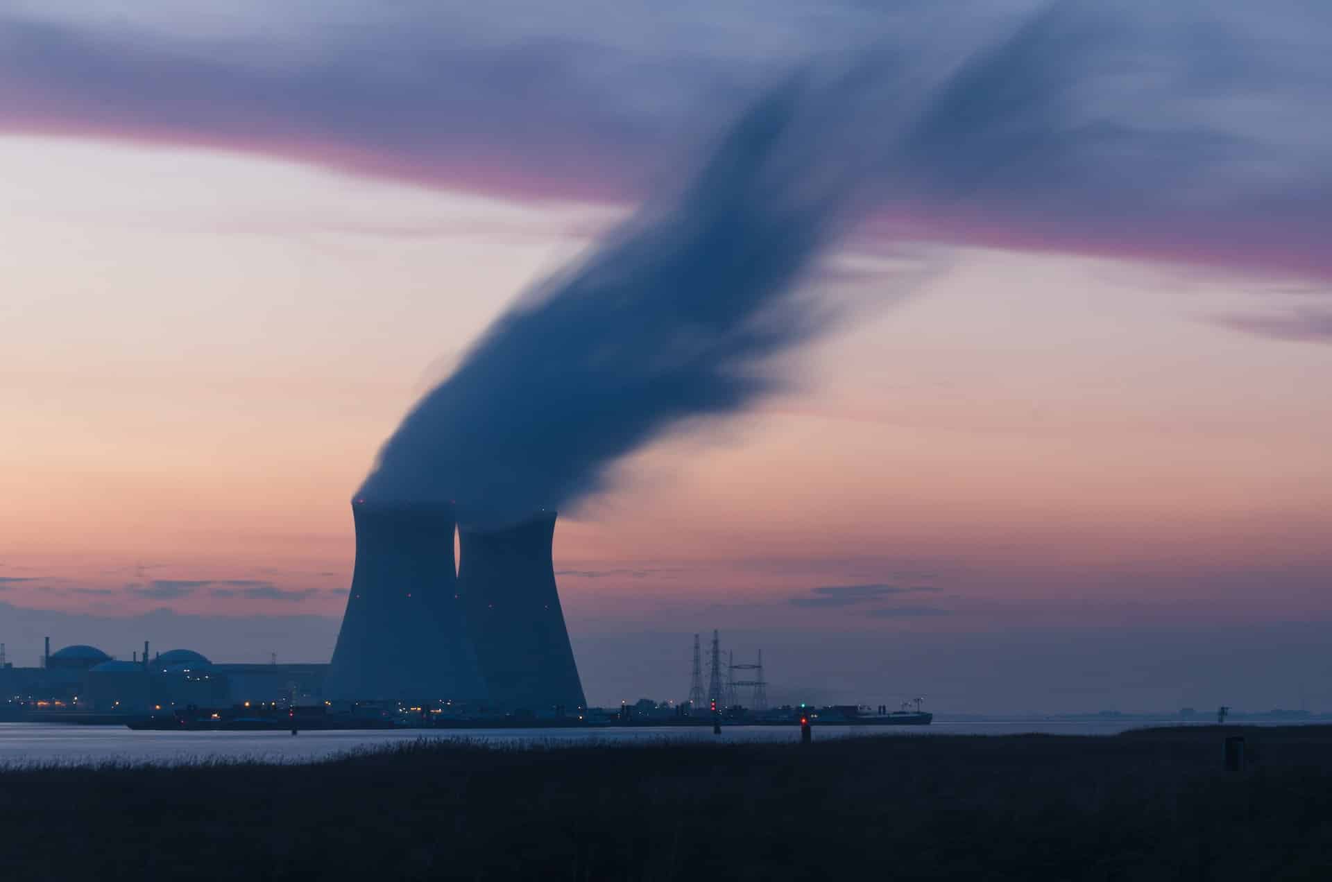 vapeur d'eau s'échappant d'une centrale nucléaire le soir