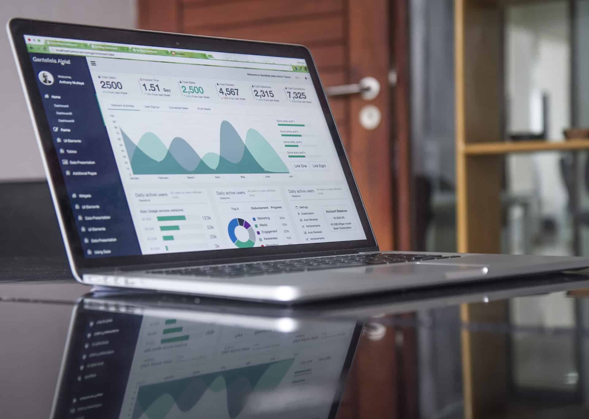 laptop ouvert sur un graphique