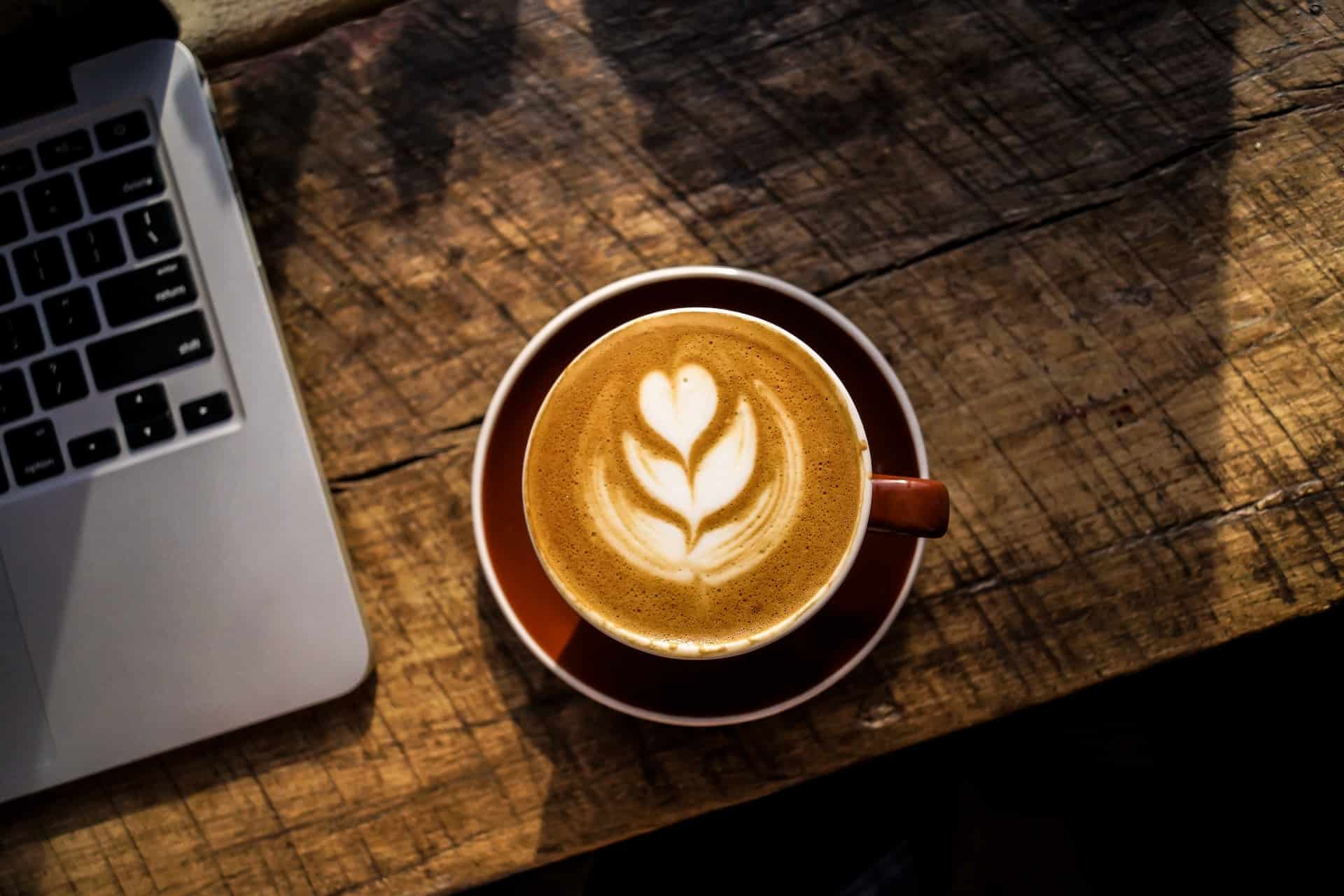 cafe a cote d un laptop