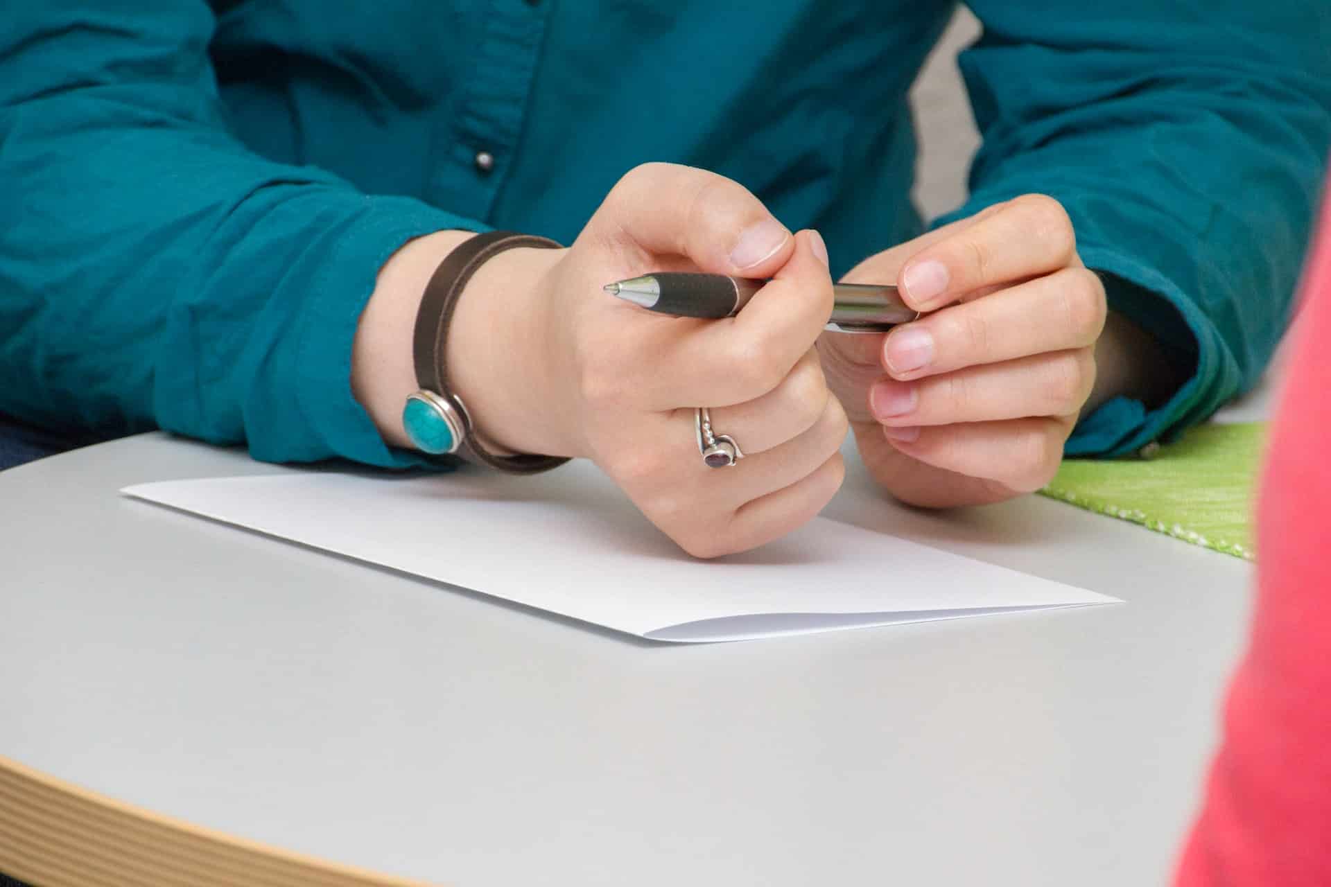 mains d une femme tenant un crayon