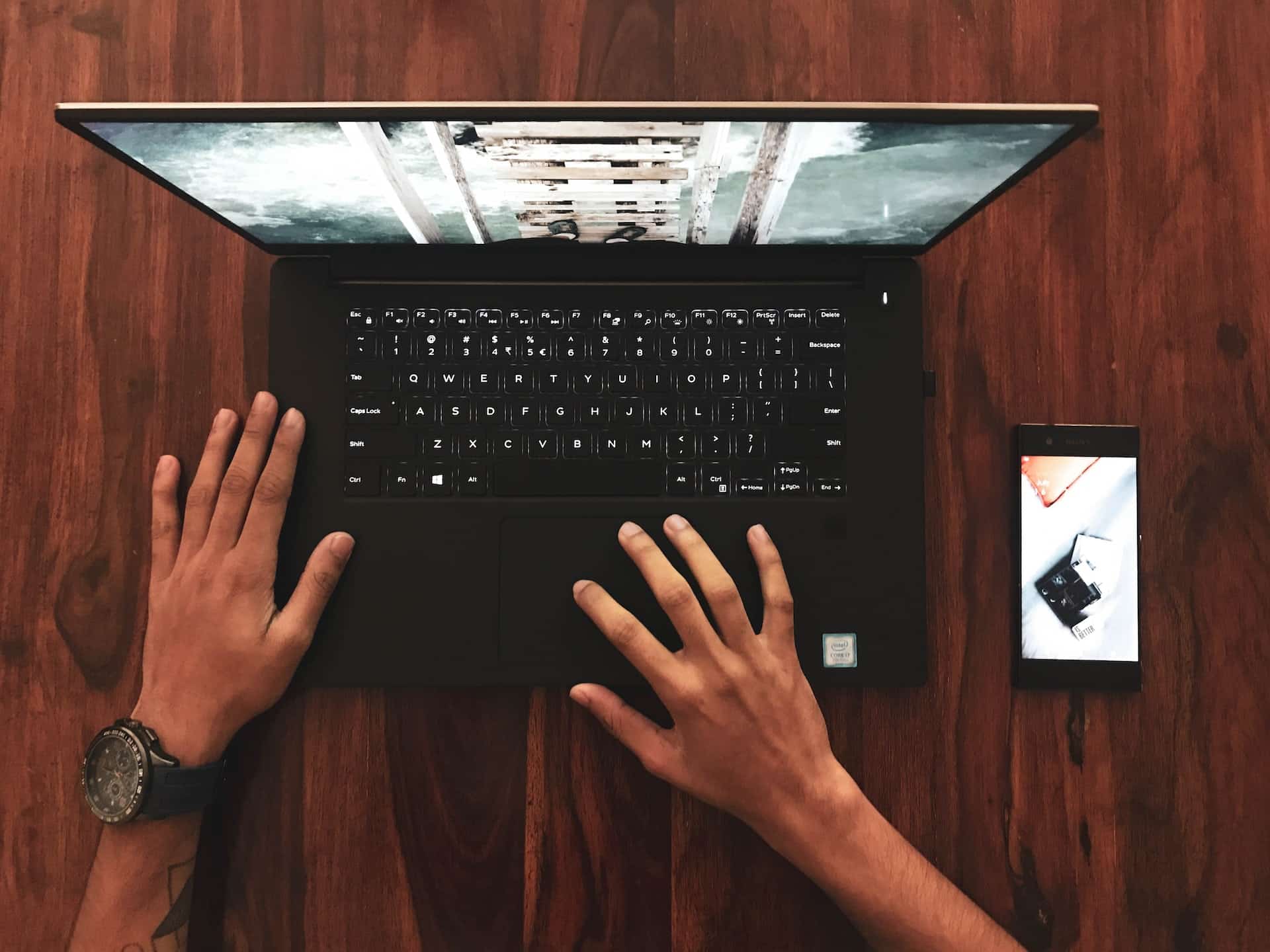 mains travaillant sur un laptop