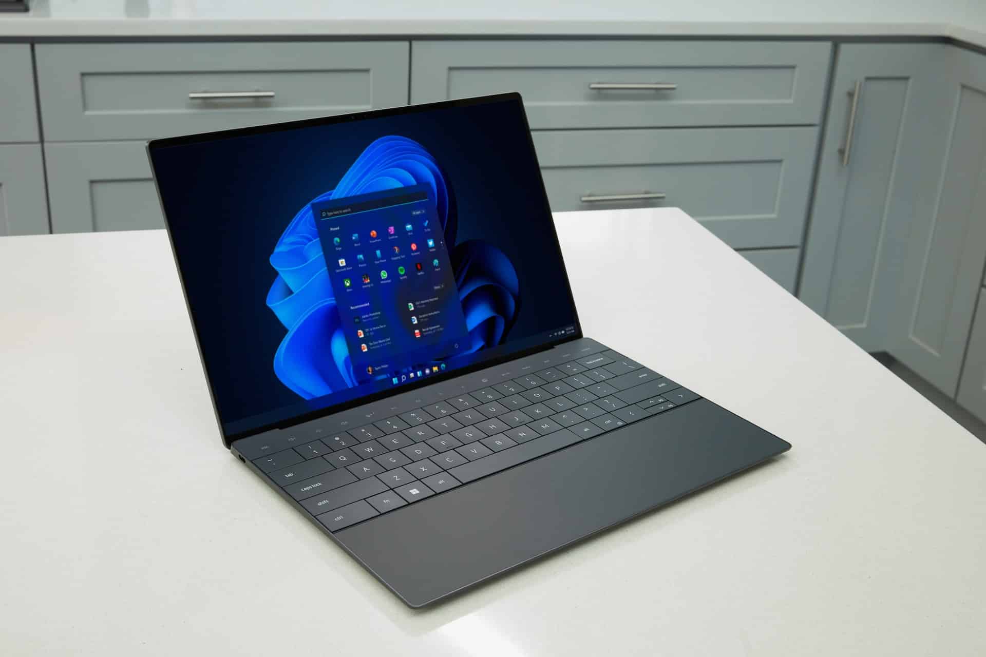 laptop pose sur bureau