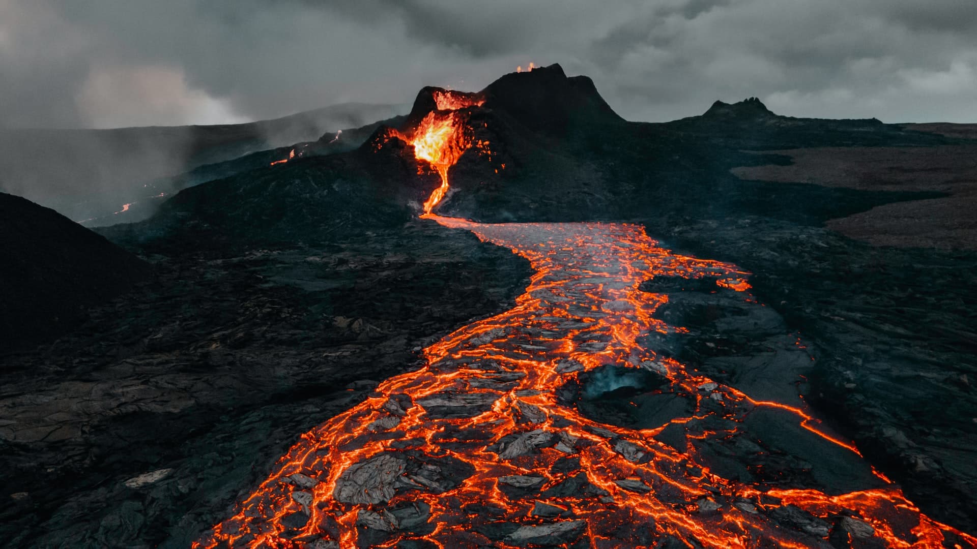 coulée de lave d'une éruption de volcan