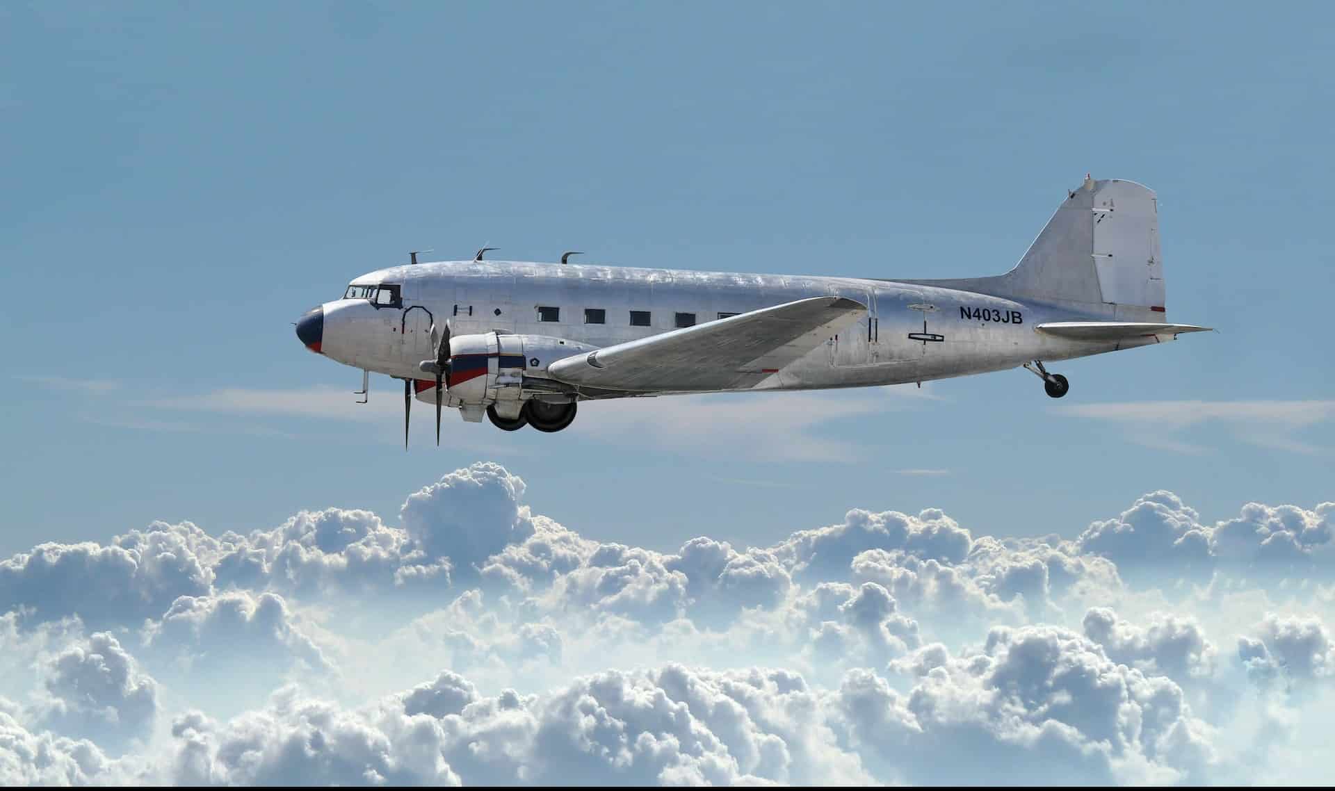 avion planant dans les airs entouré des nuages