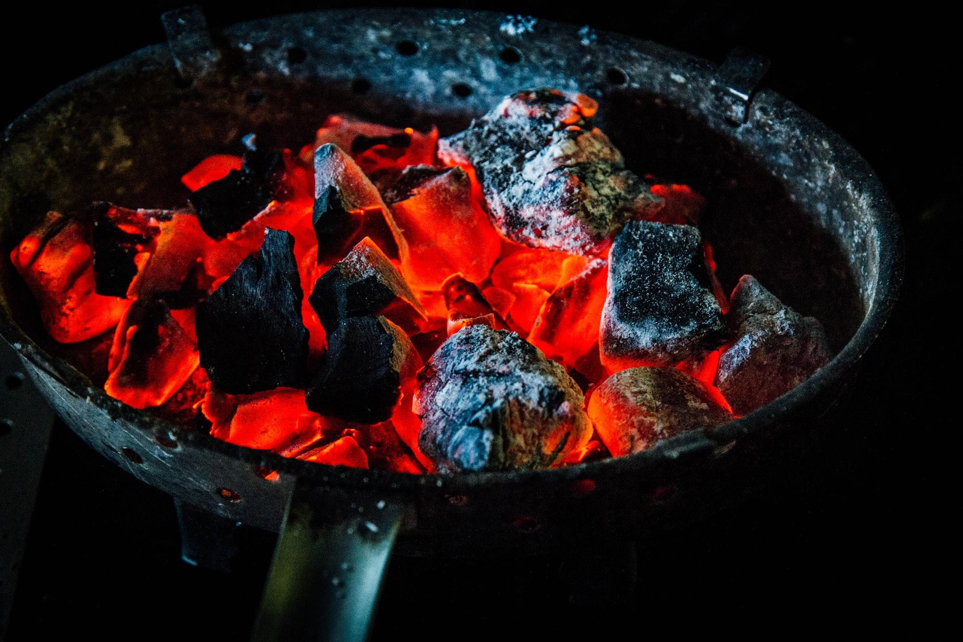braises feu dans une poêle