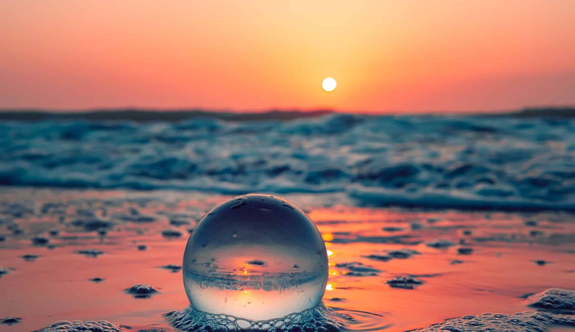 boule provoquant un reflet de la mer