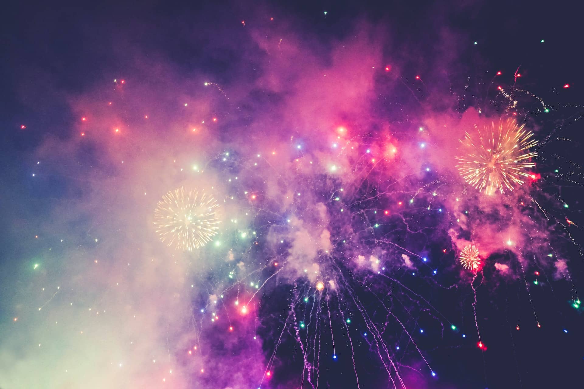feu d'artifice dans le ciel la nuit
