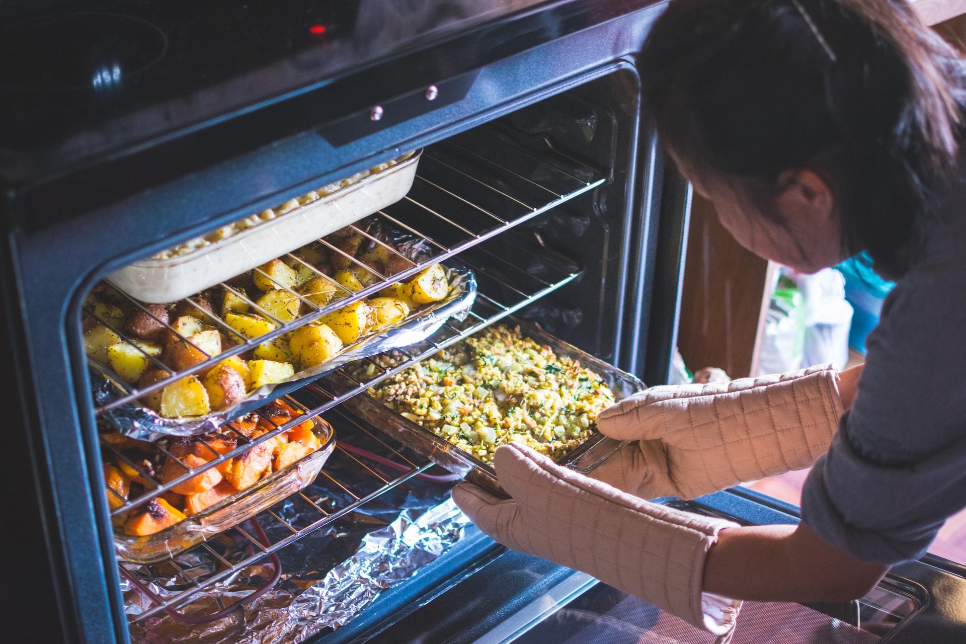 four contenant des aliments dans une cuisine
