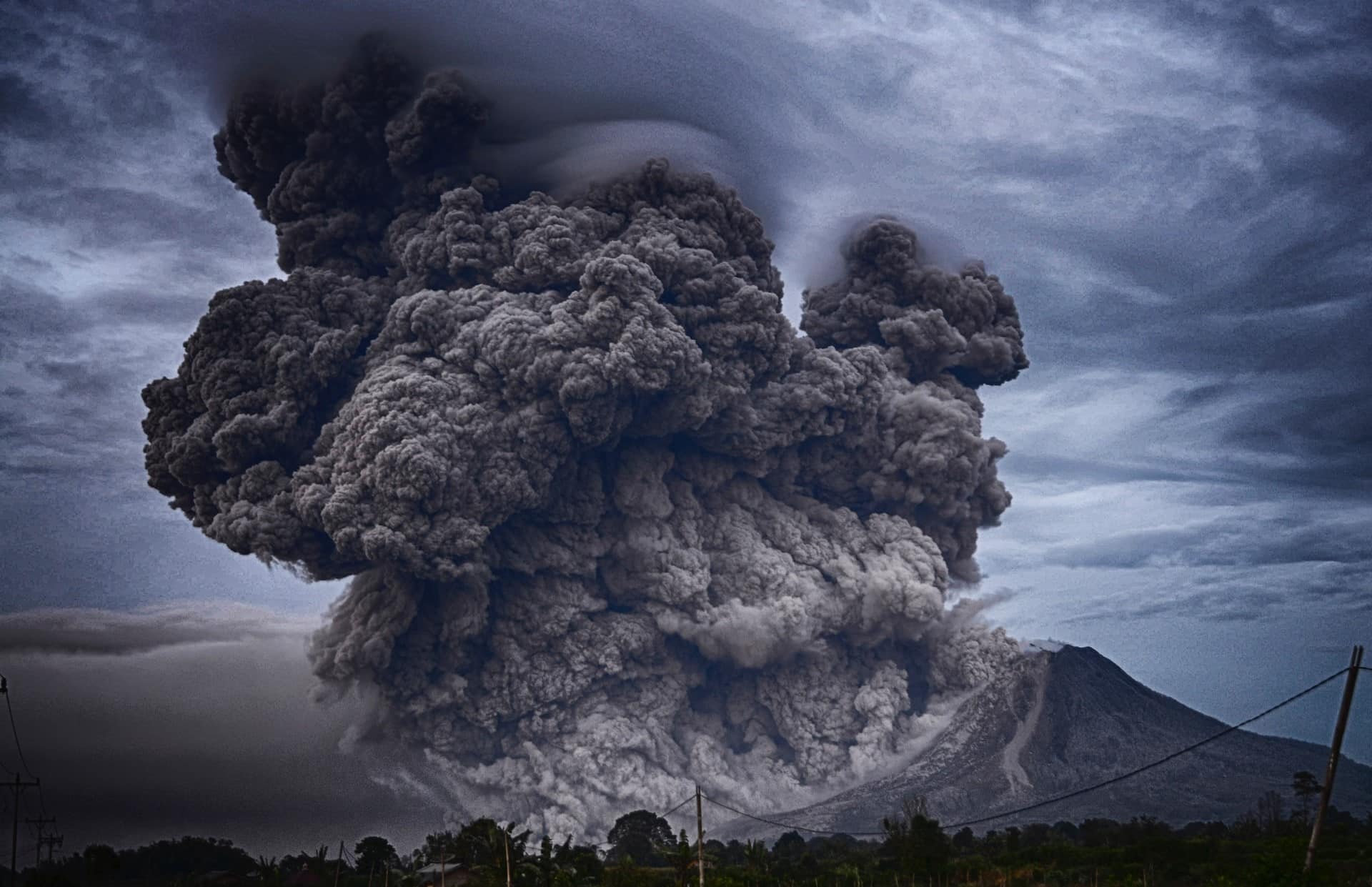 nuage de fumée d'un volcan