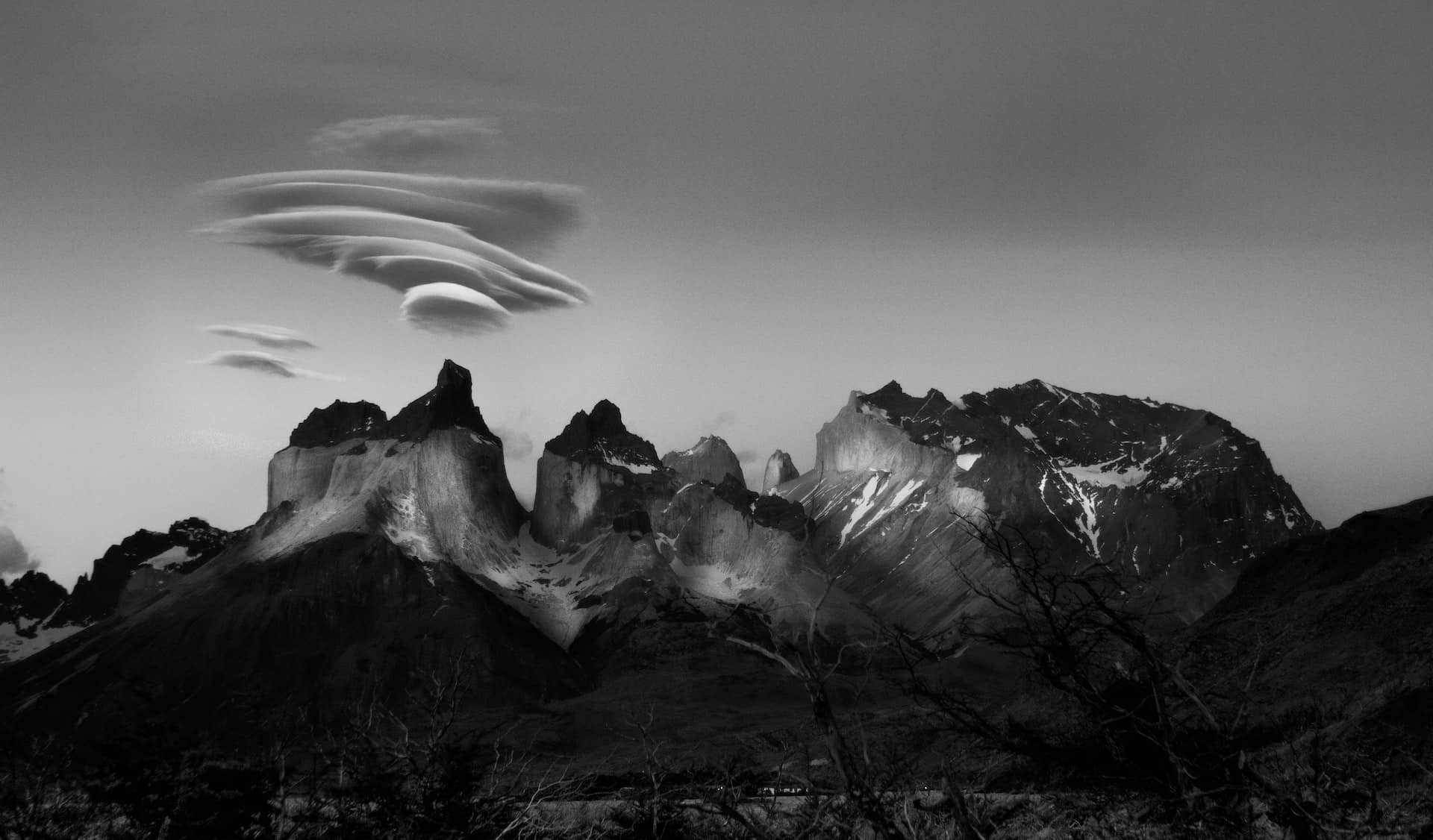 nuages lenticulaires au-dessus de montagnes