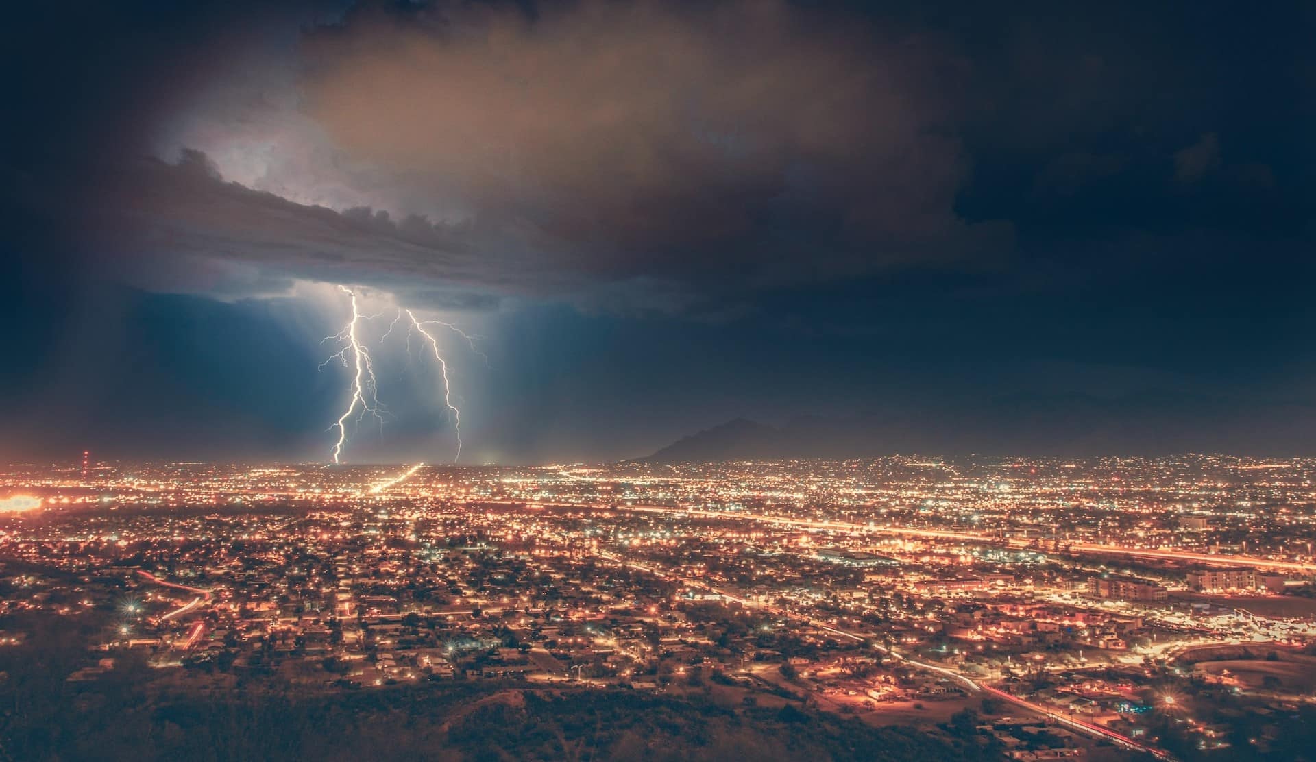 éclairs d'orage sur une ville