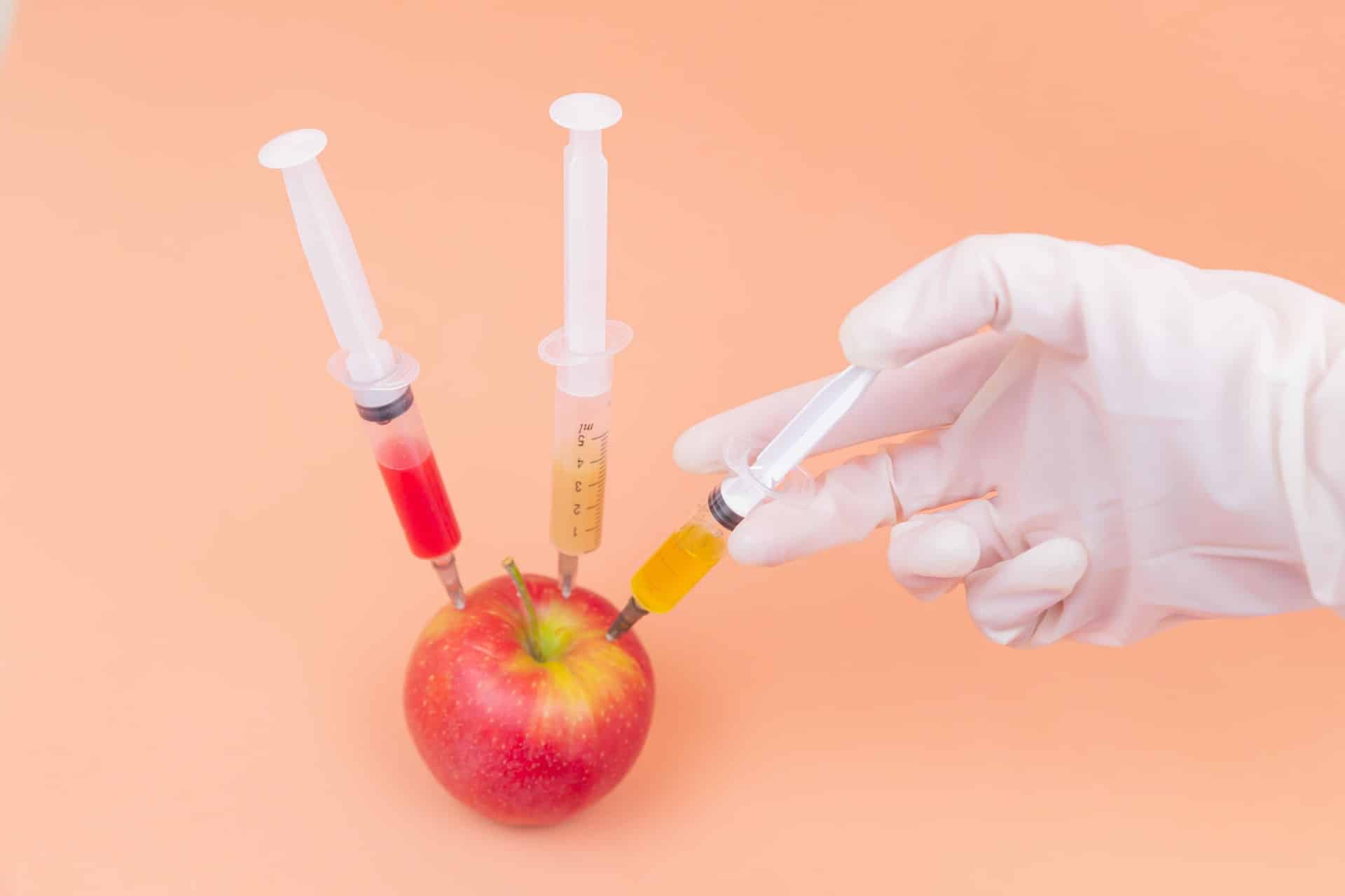 pomme avec une seringue