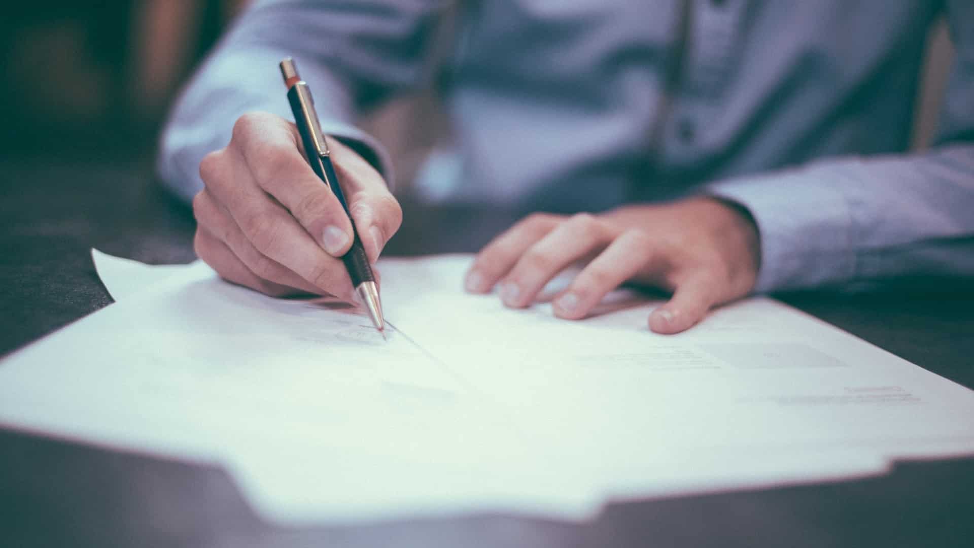 professeur d'université corrigeant une copie