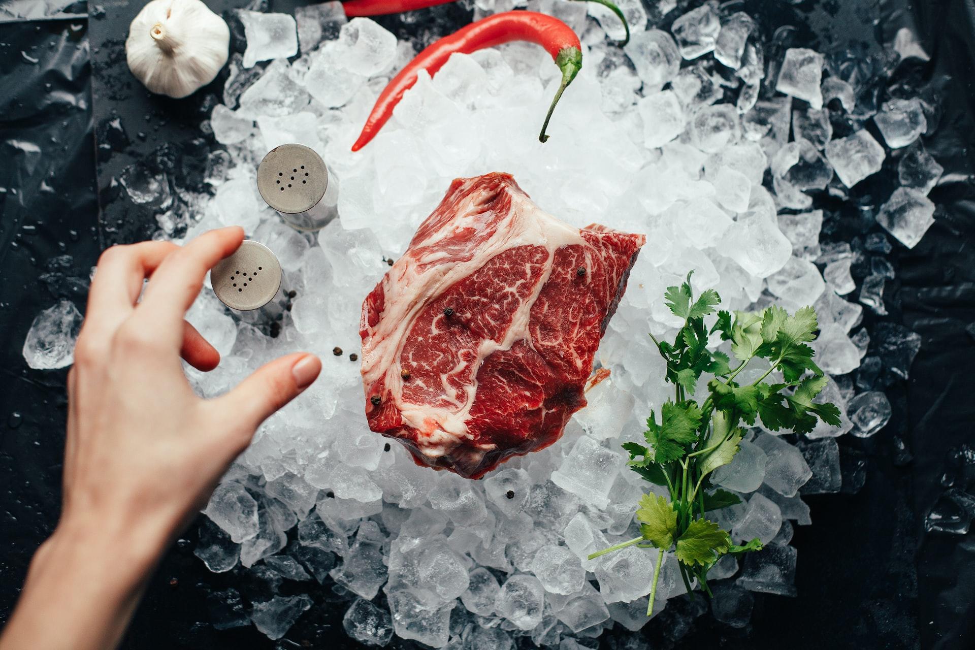 viande congelée avec piment et feuille