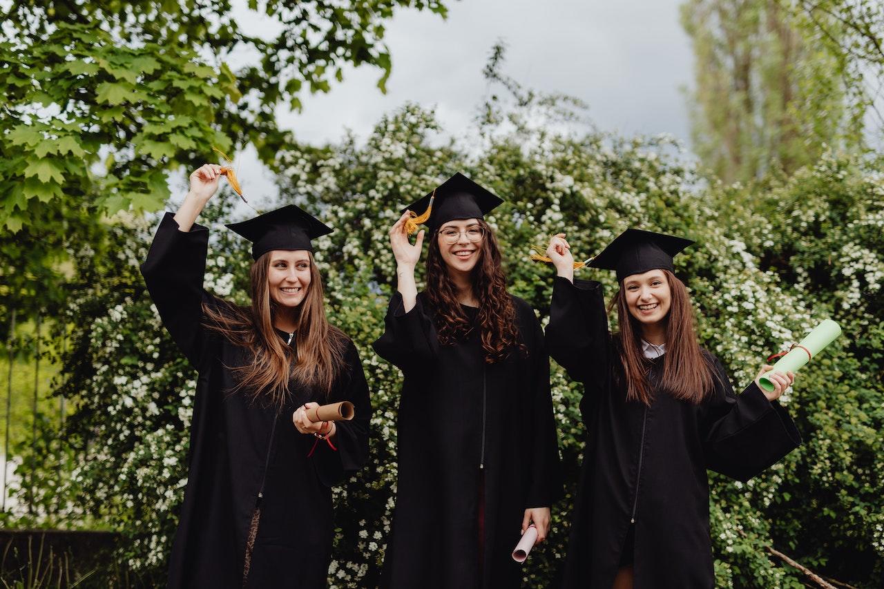 trois jeunes femmes ravies d avoir recu leur diplome