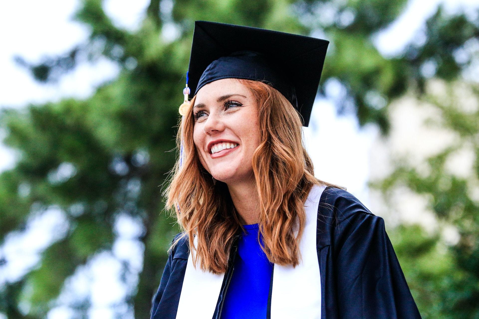 femme diplômée souriant à l'extérieur
