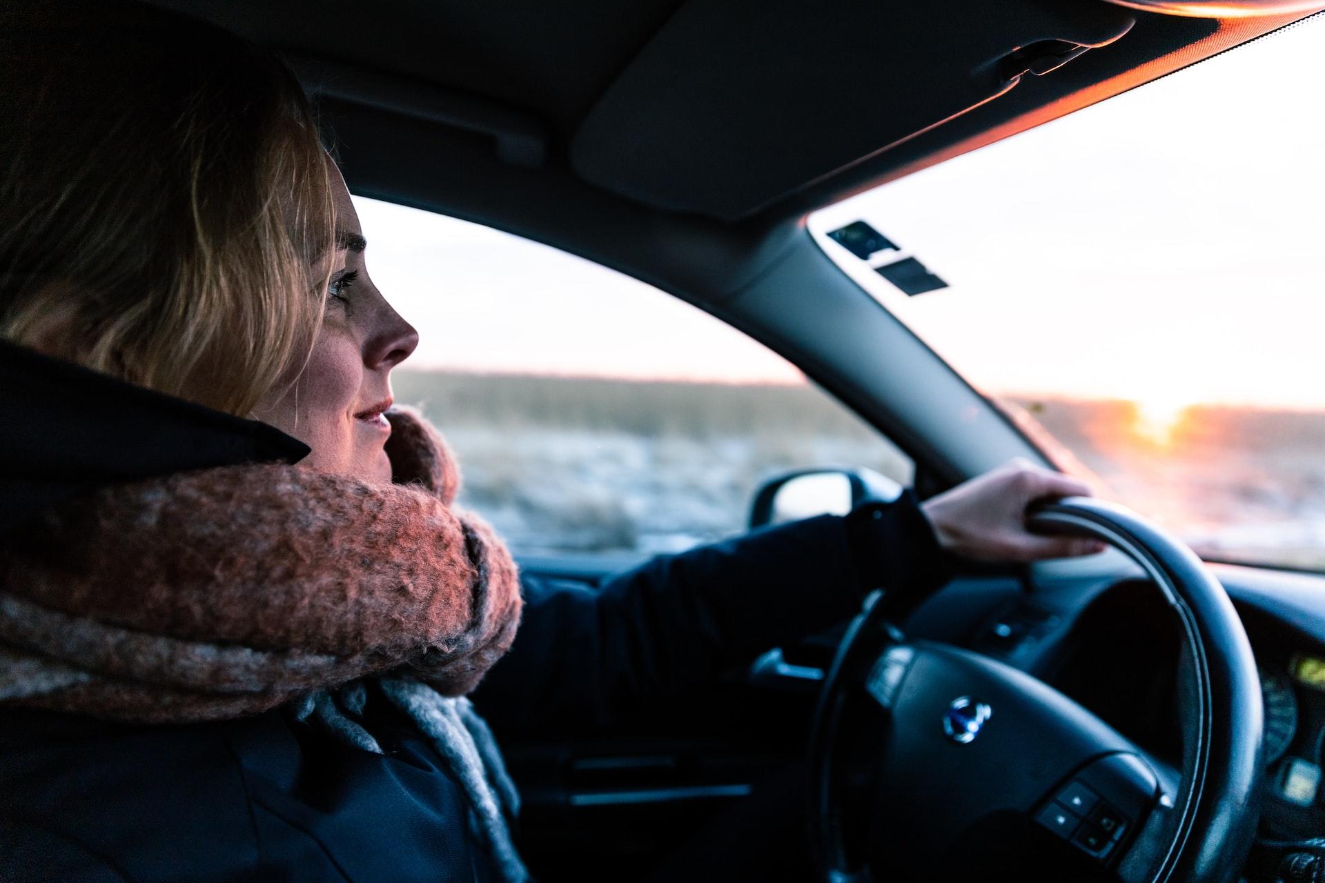 jeune femme au volant d'une voiture pendant une conduite