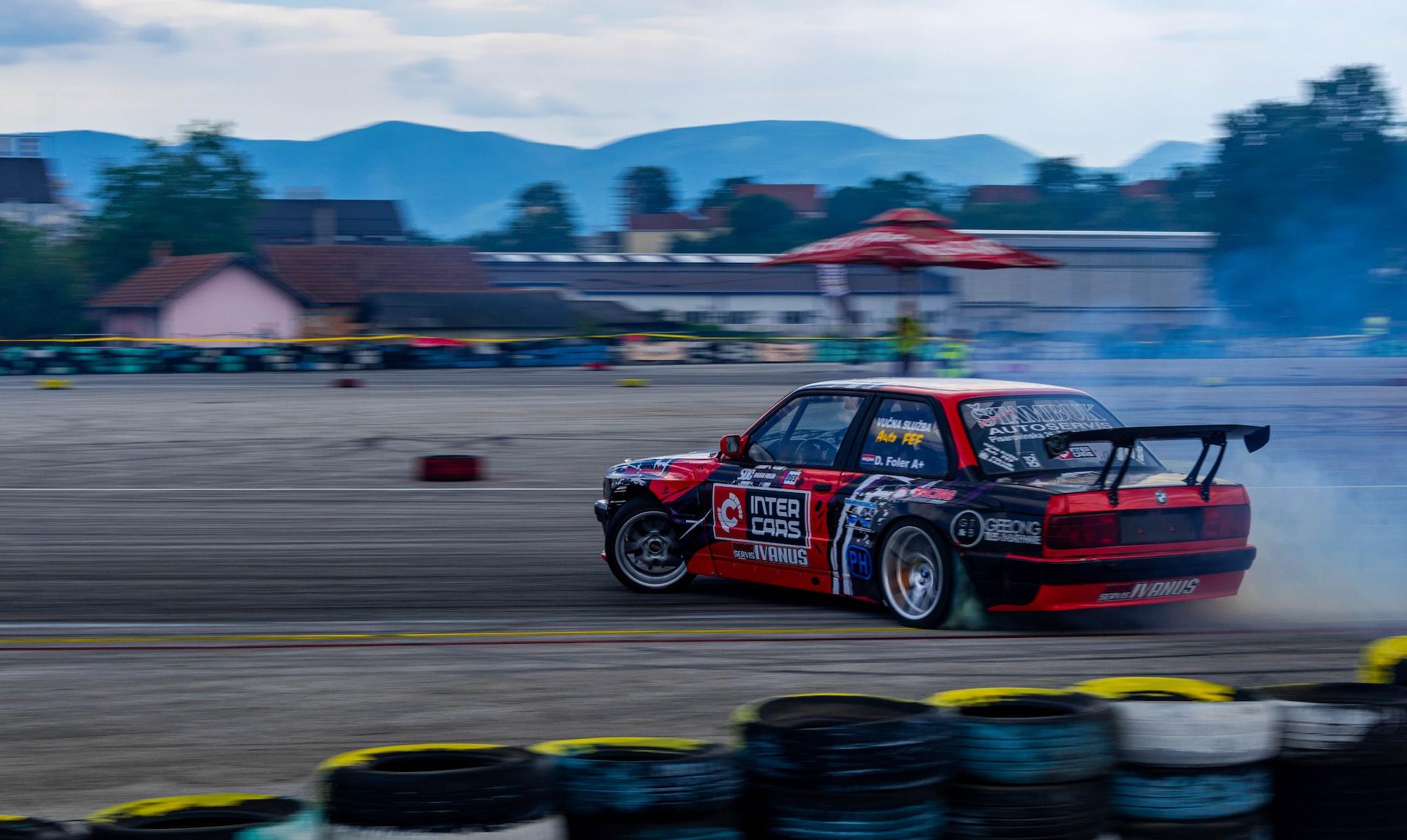 voiture de course roulant à grande vitesse