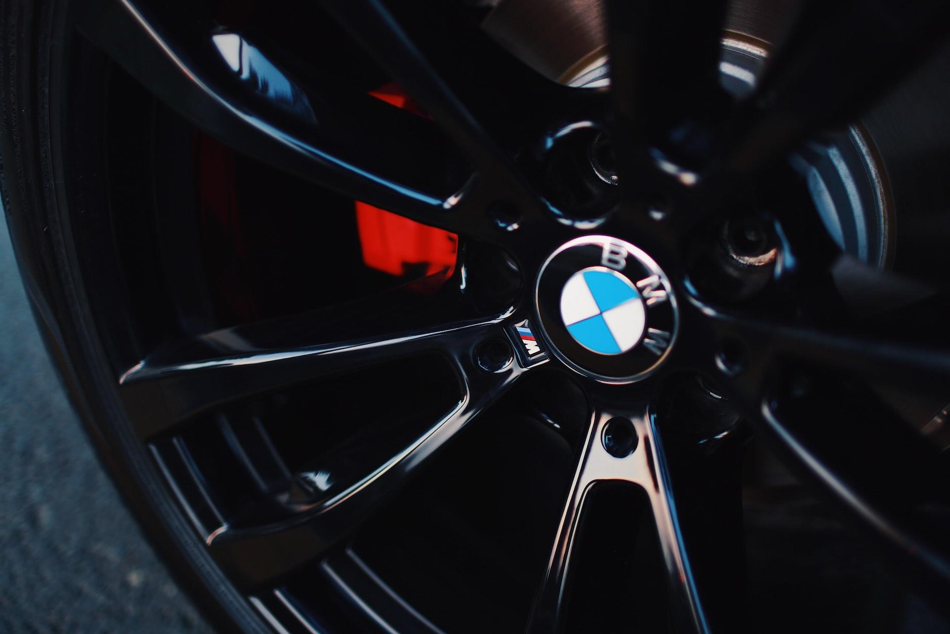 roue de voiture sur le sol