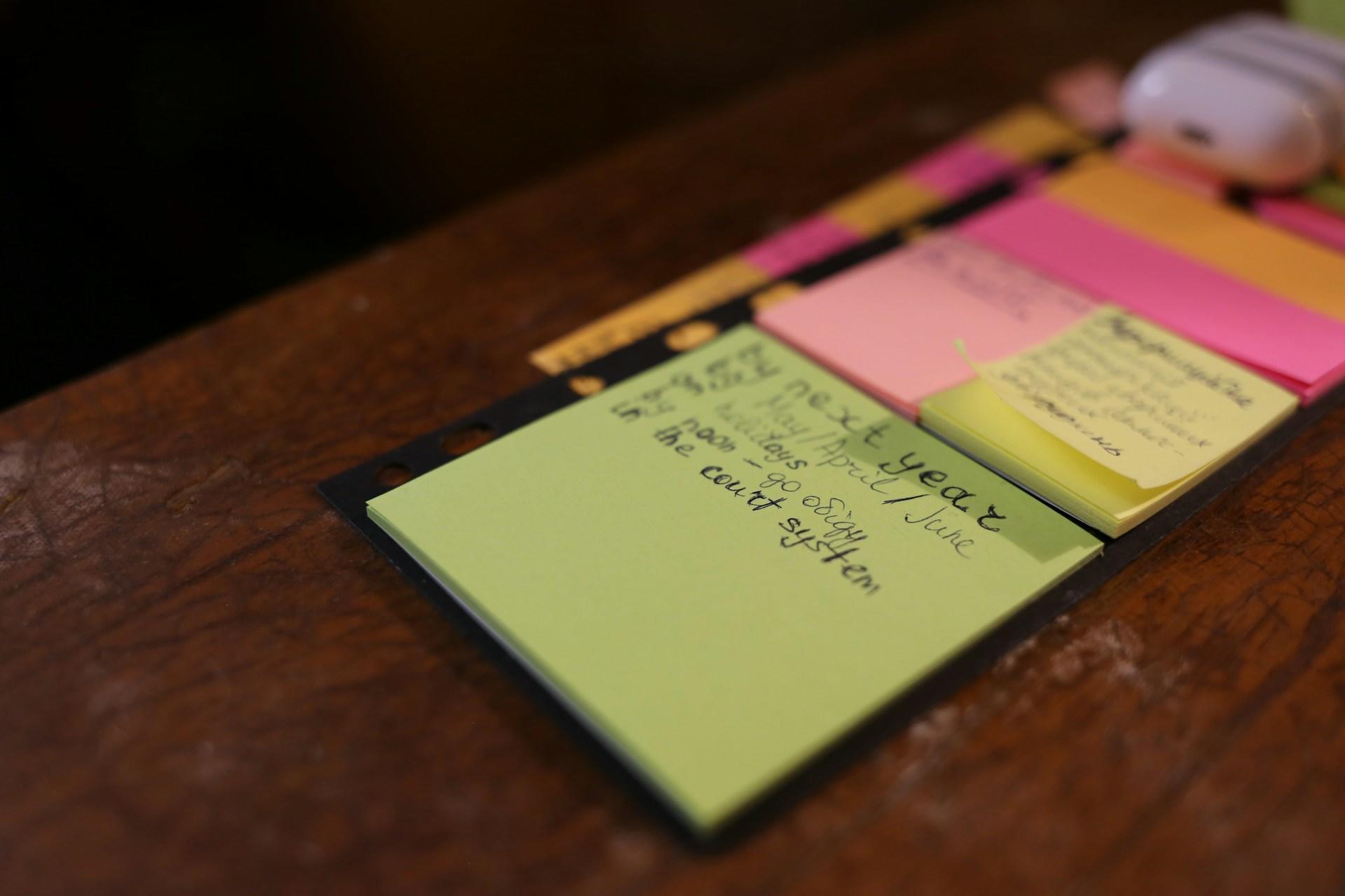 post-it de couleurs sur table