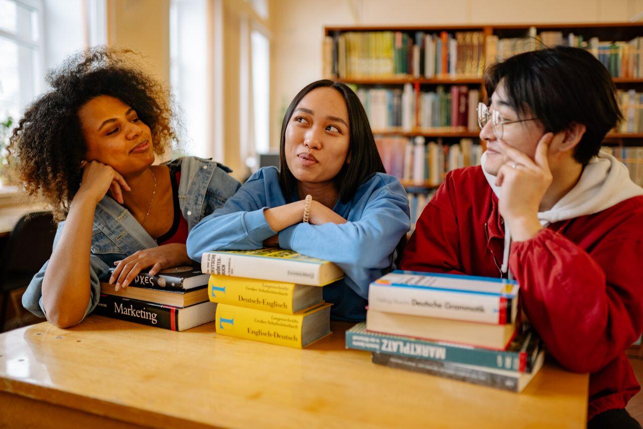 trois jeunes pensifs a la bibliotheque
