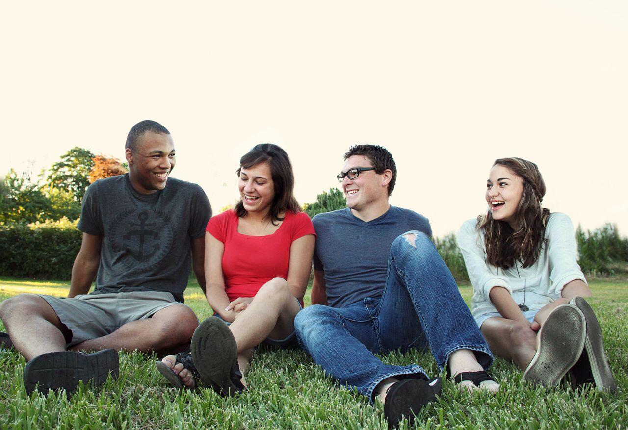 quatre jeunes assis sur l herbe