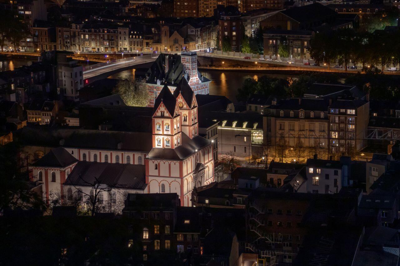 vue aerienne de la cathedrale de liege la nuit