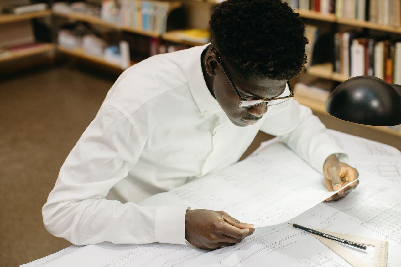 jeune homme en chemise blanche et lunette etudiant