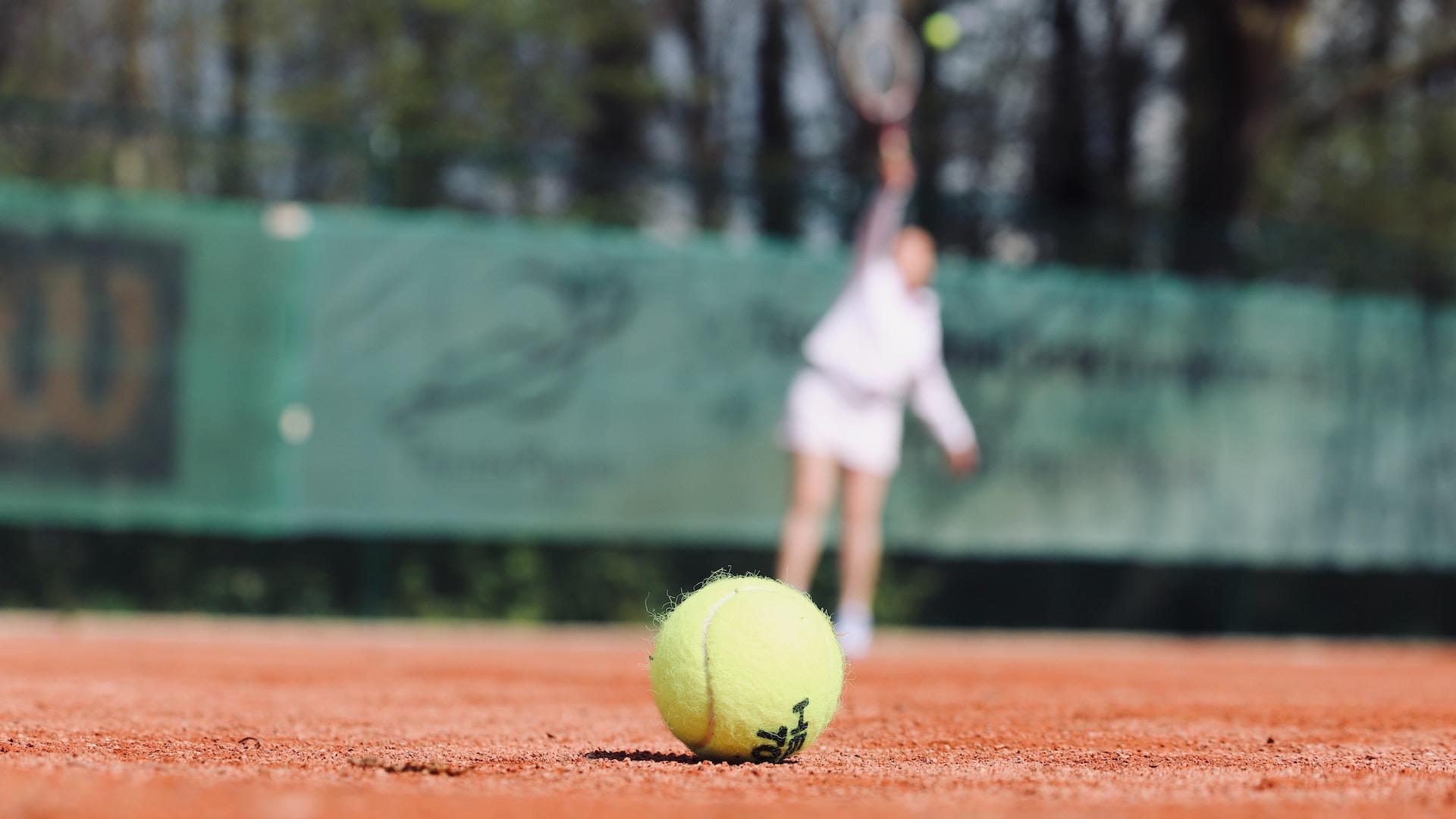 balle de tennis devant un filet