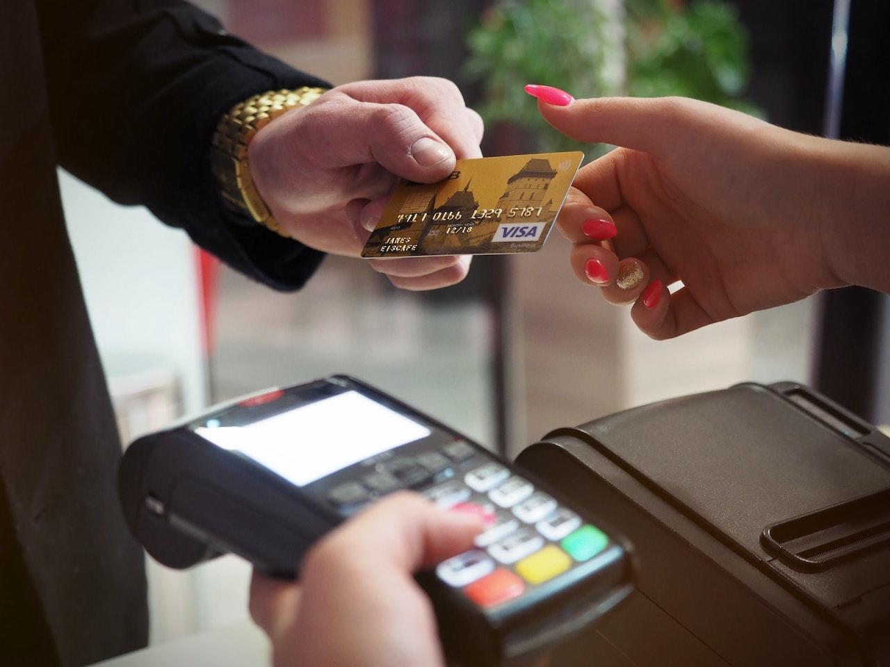 quelqu un payant avec une carde de credit