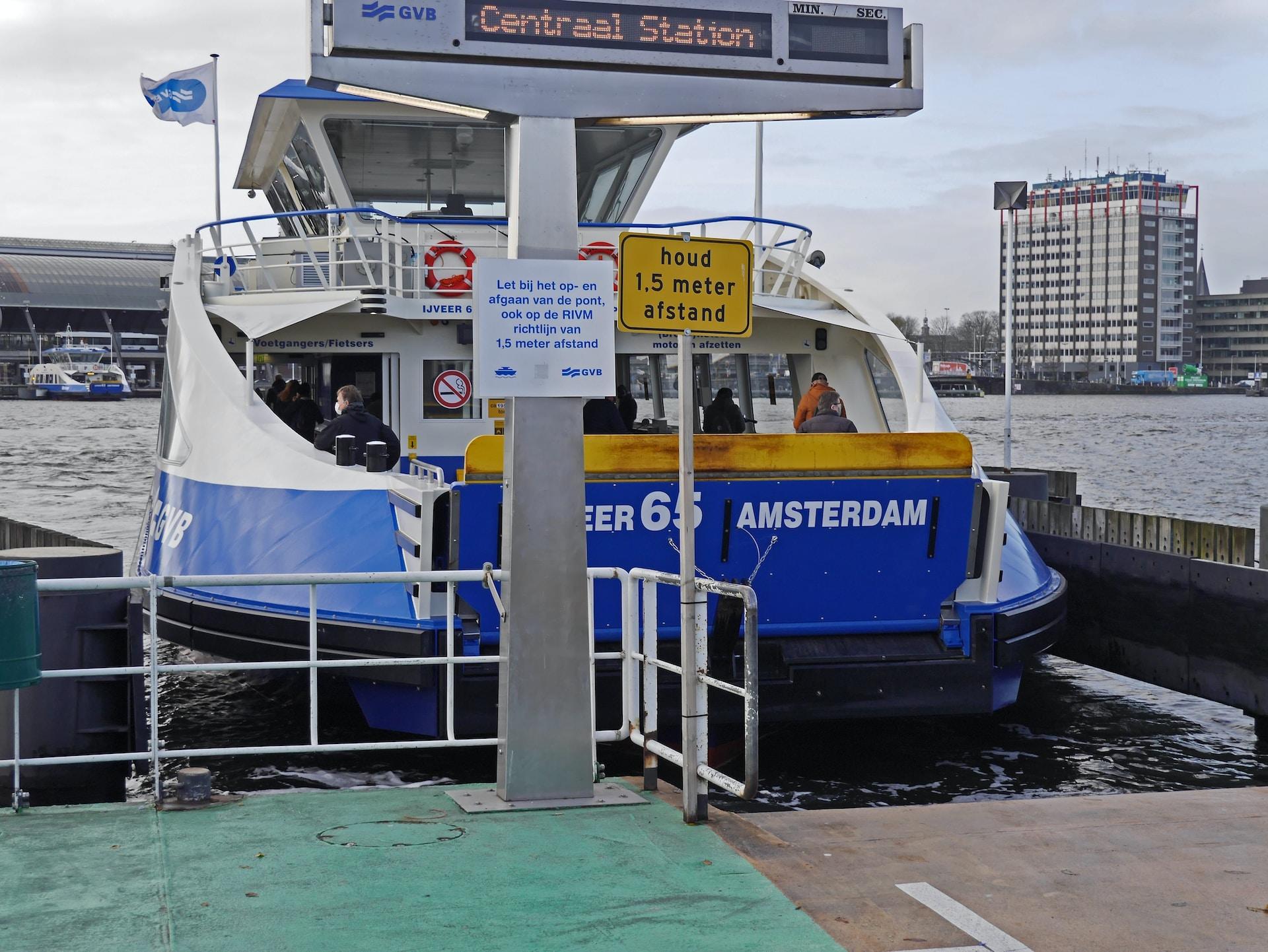 petit bateau de croisière dans Amsterdam