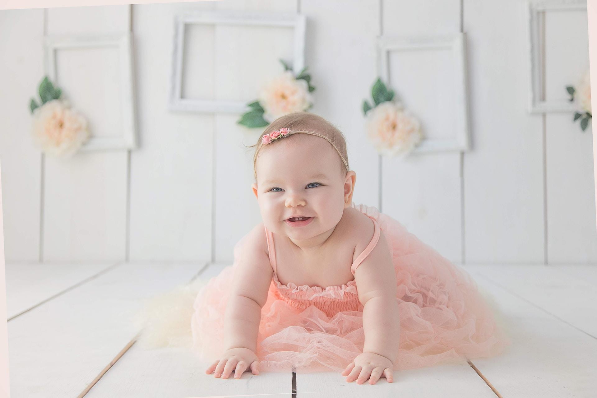 petite fille bébé en robe rose