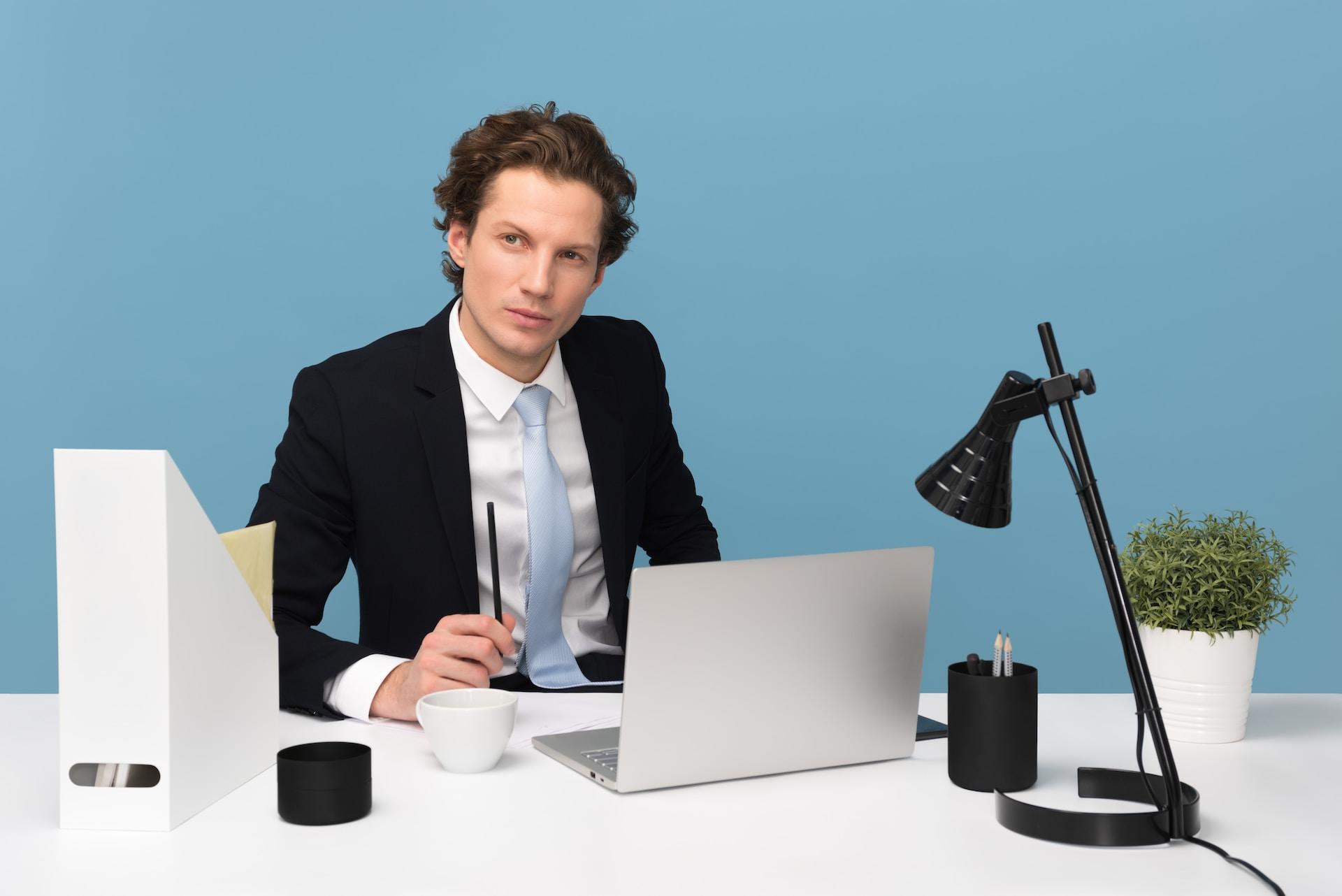 homme travaillant avec costume