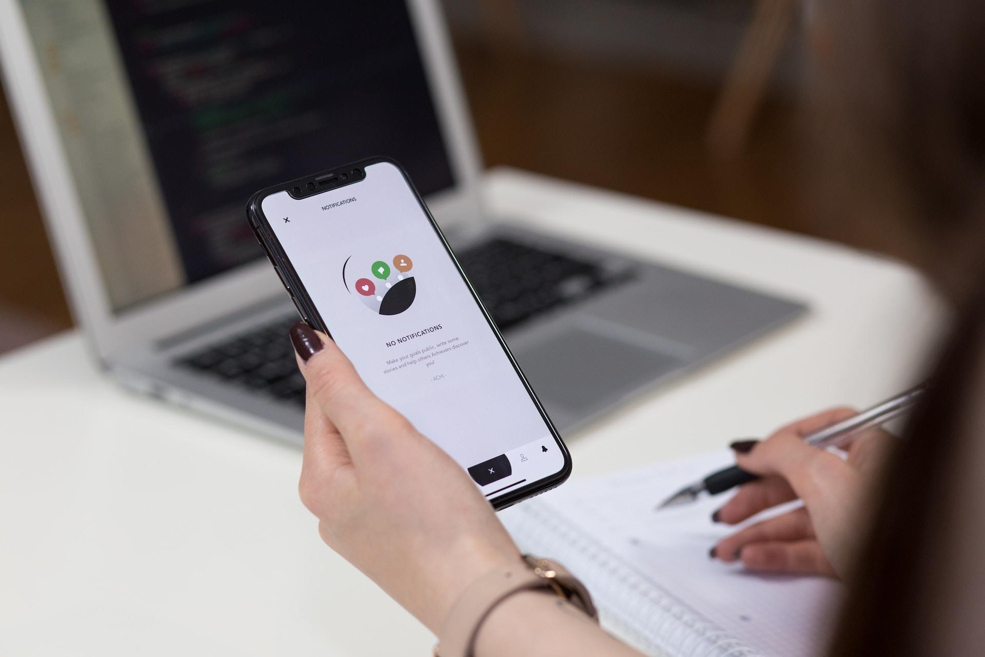 téléphone portable dans les mains d'une femme