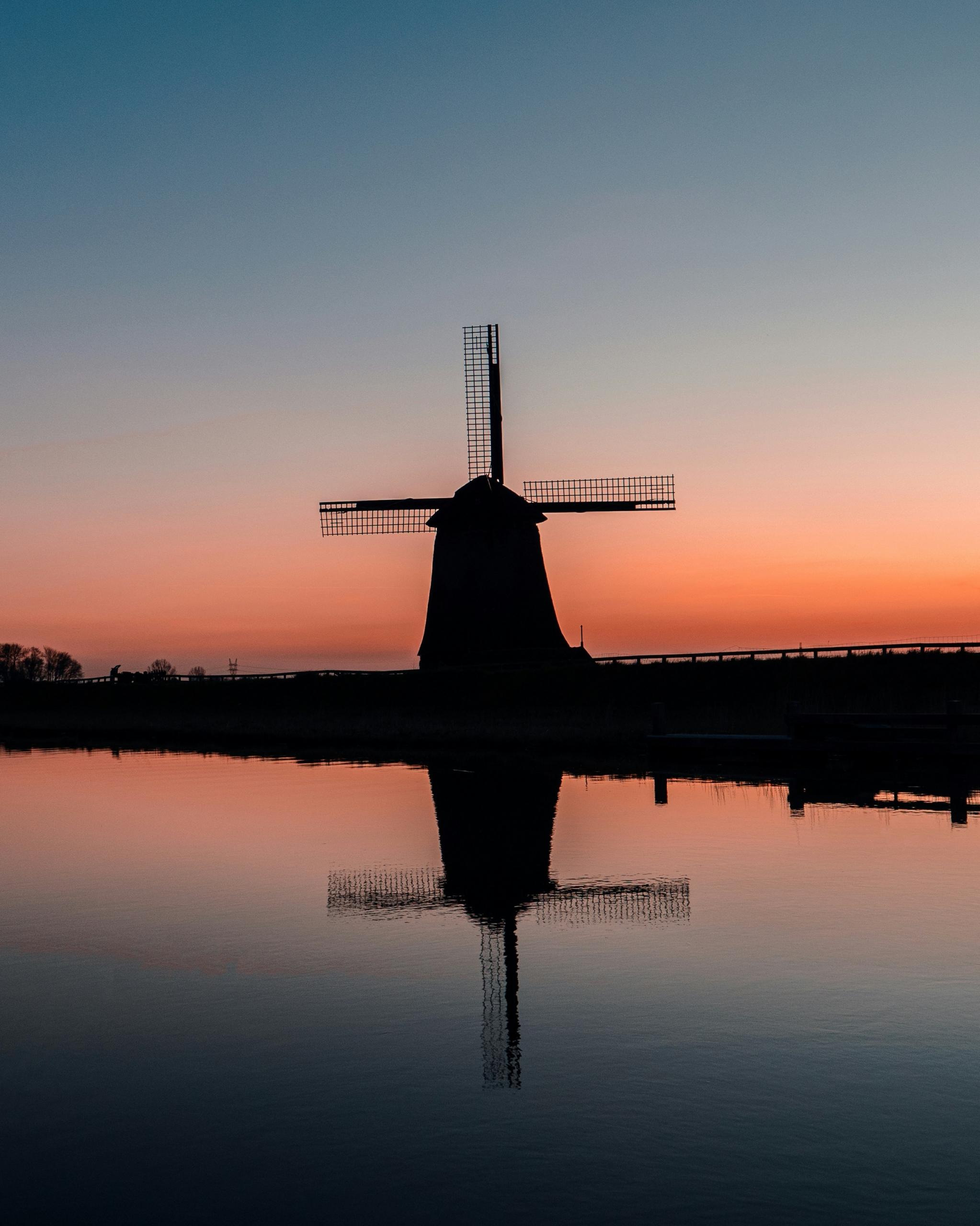 Un moulin typique des Pays-bas au coucher du soleil.