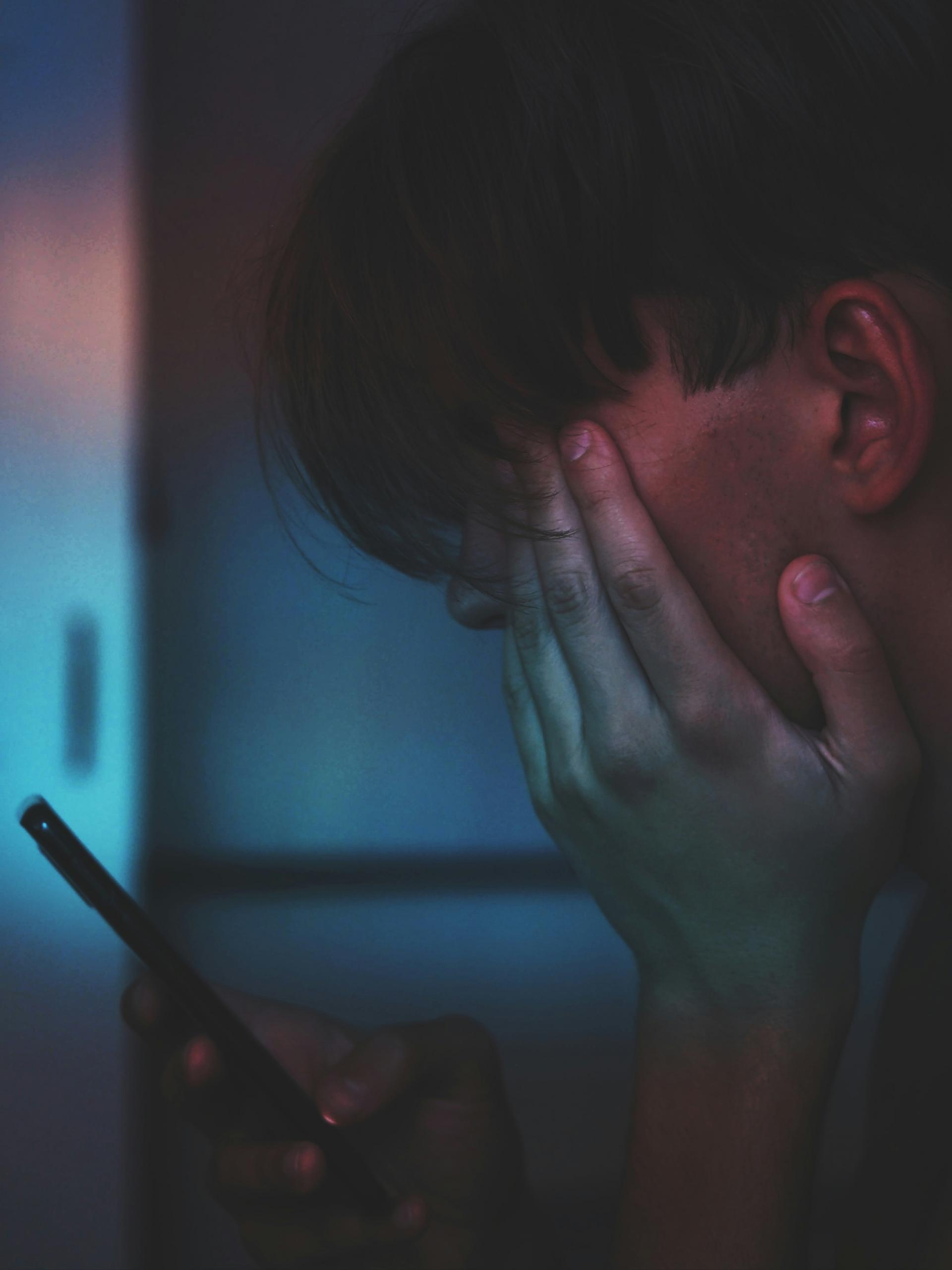 Un étudiant en néerlandais devant son téléphone.